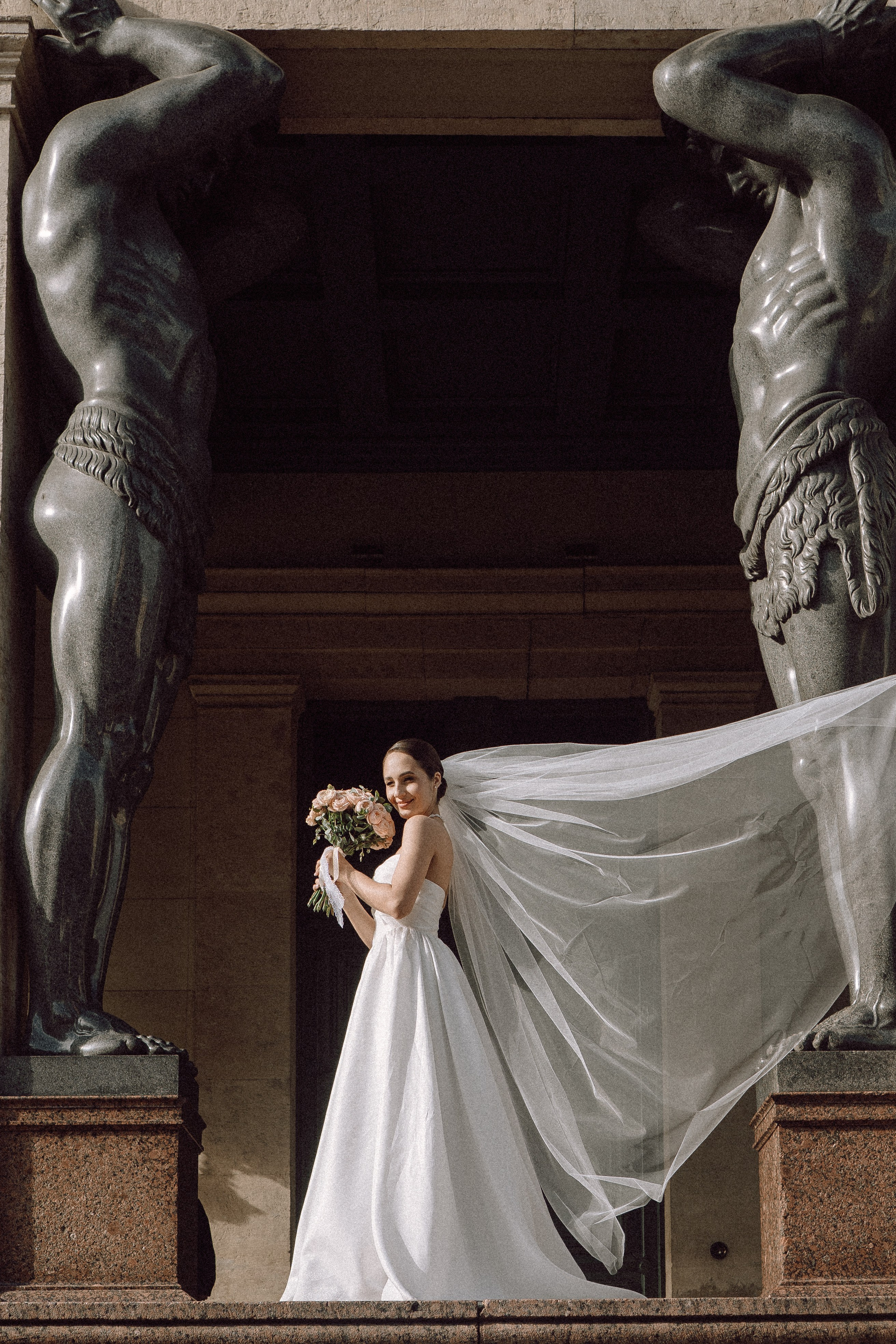 СВАДЕБНАЯ ПРОГУЛКА В САНТК-ПЕТЕРБУРГЕ (ИСАКИЕВСКИЙ СОБОР, ЗИМНЯЯ КАНАВКА, ЭРМИТАЖ И БОЛЬШАЯ МОРСКАЯ УЛИЦА). Профессиональный фотограф, Санкт-Петербург — Виктория Богомолова
