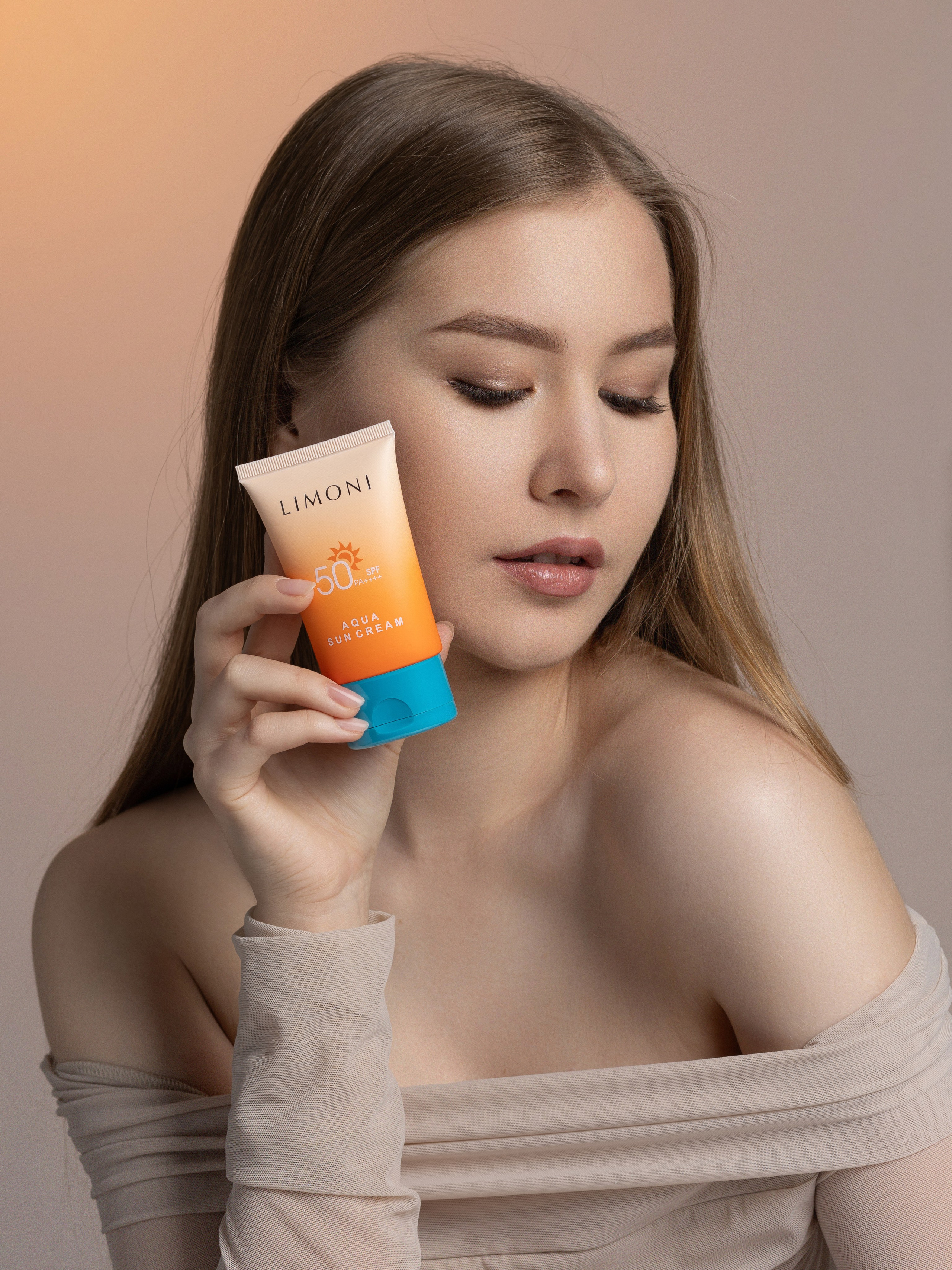 модель держт в руках крем от загара