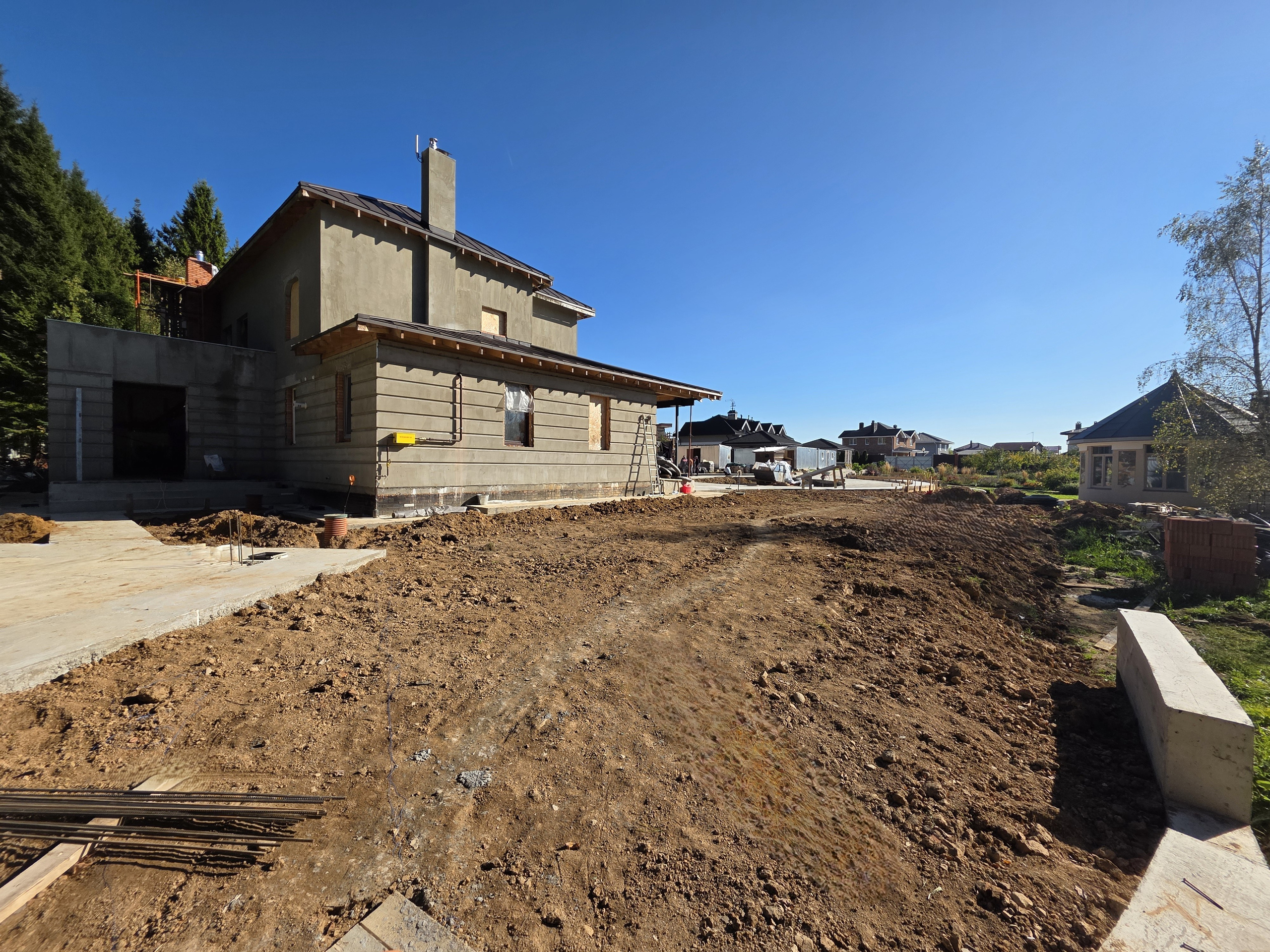 Разметка и выемка грунта под дорожки и подпорную стенку. Начало формирования ландшафта участка.