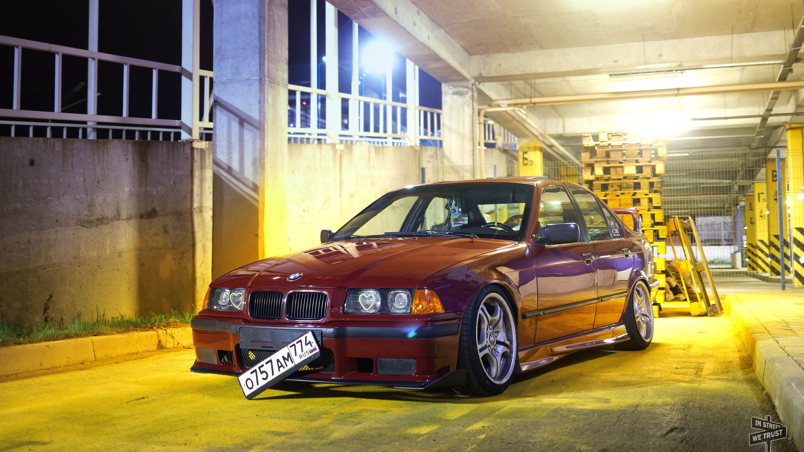 BMW E36 под уличным фонарем. IN STREET WE TRUST