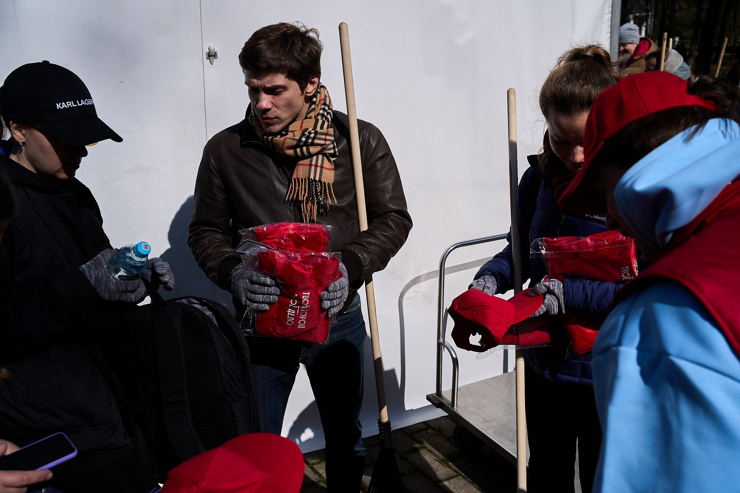 Субботник у Управления делами Мэра и Правительства Москвы. Фотограф и Видеограф в Москве. Олег Корушев