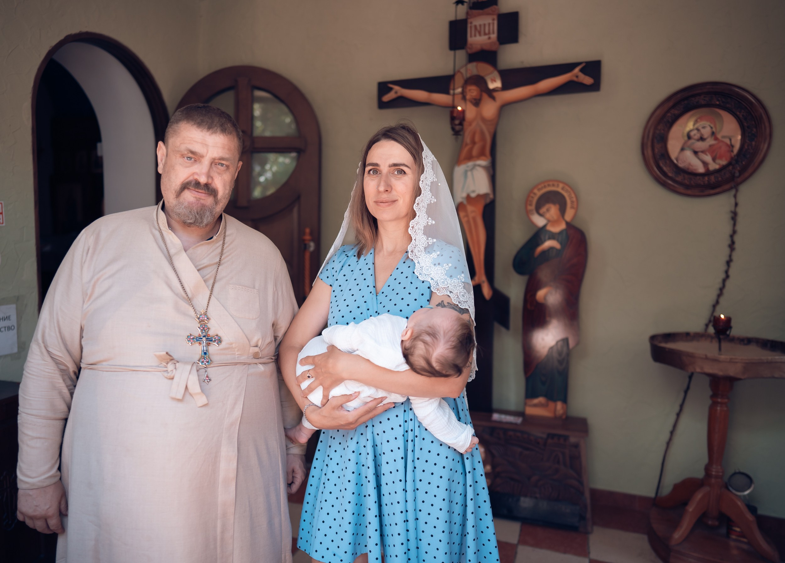 Крещение в храме святого Феодора Ушакова Севастополь. Фотограф церковных Таинств Луганск