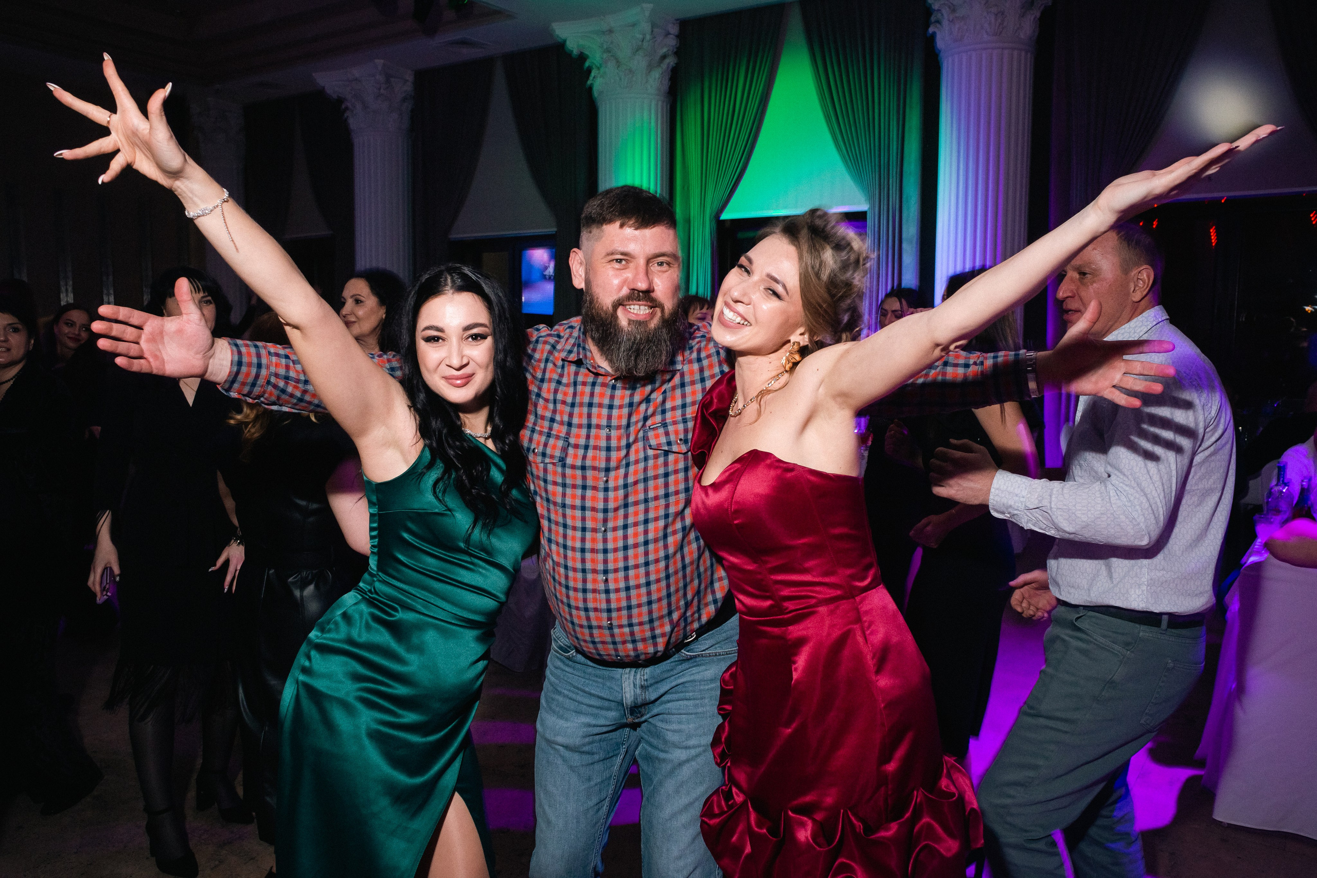 Фото с новогоднего корпоратива: фото в ресторане, фото танцев. Фотограф в Анапе Олег Зекерьяев