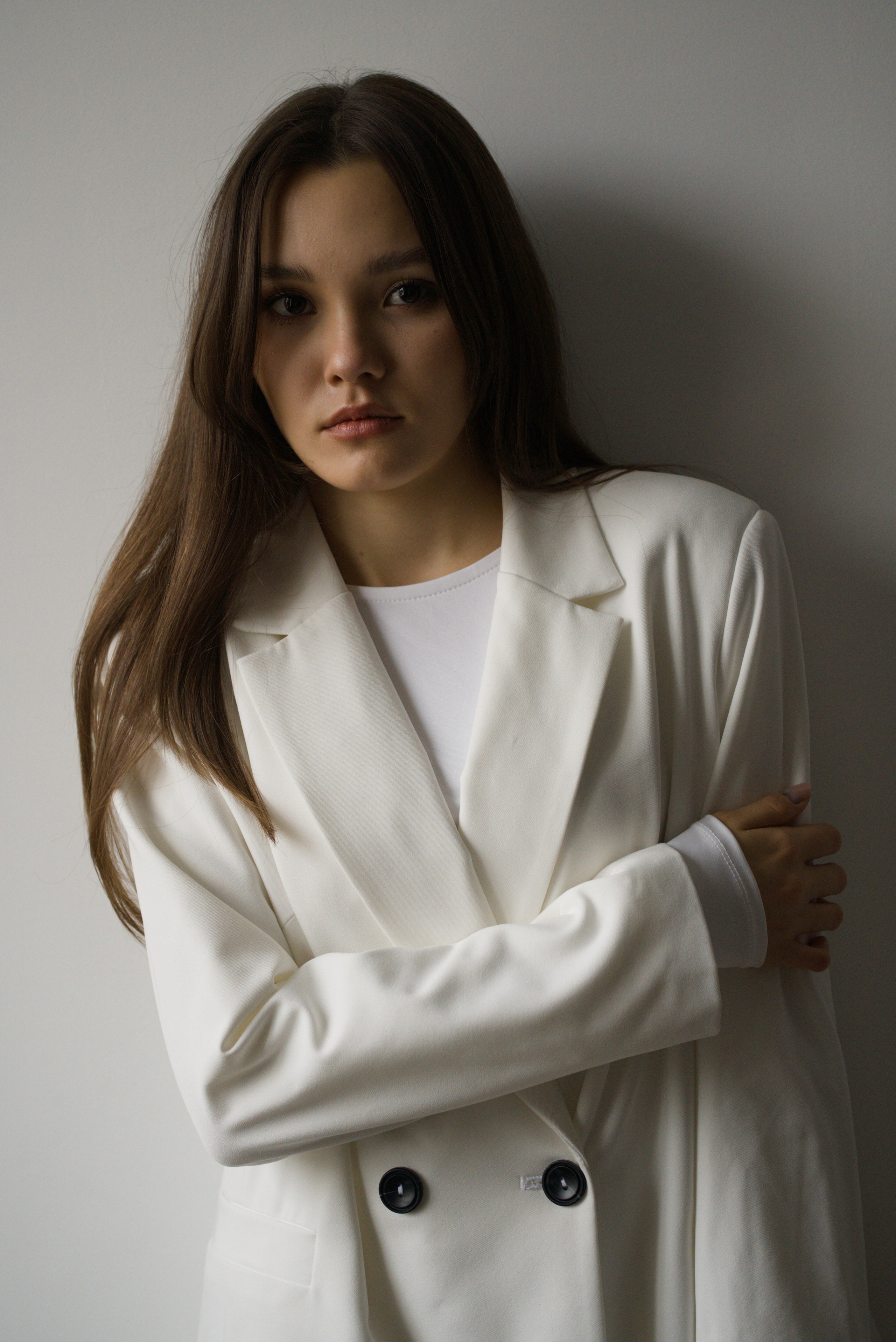 У окна в белом на белом. Мир глазами Саши Д