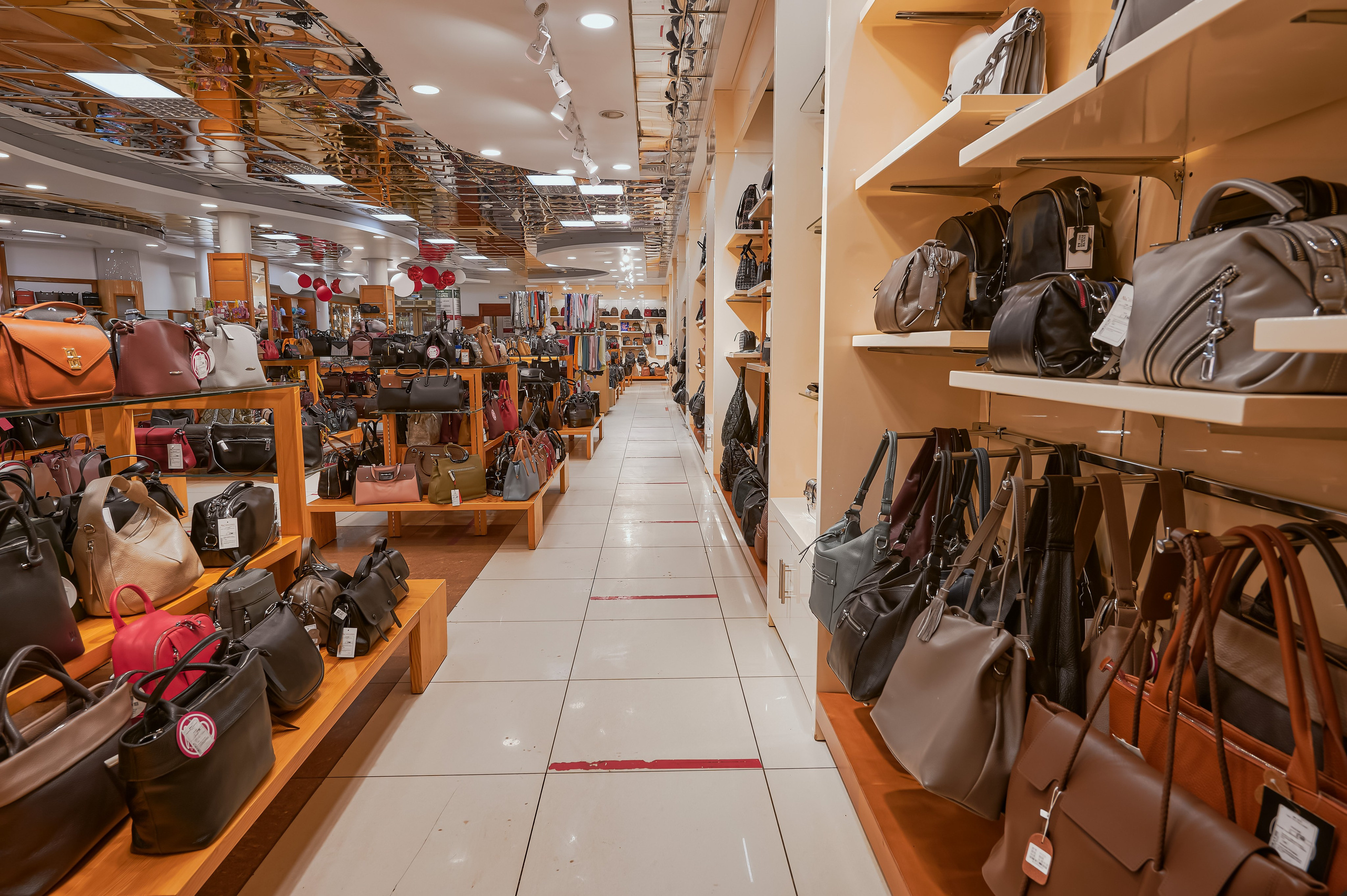 Портфолио по интерьерной и экстерьерной фотосъёмки: Мир Сумок — Правый берег. Фотограф Яковлев Роман — Красноярск