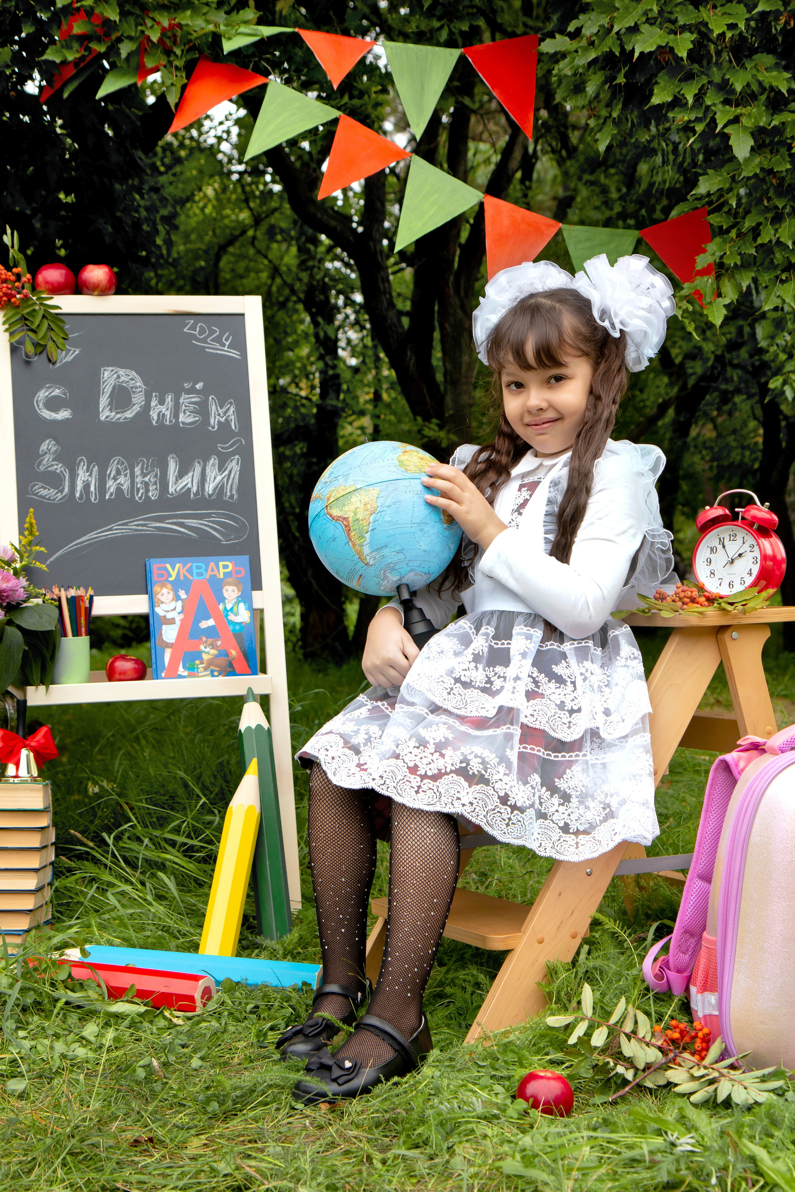 Школьная фотосессия на улице. Фотограф в Шелехове, лучшие выпускные альбомы в Шелехове