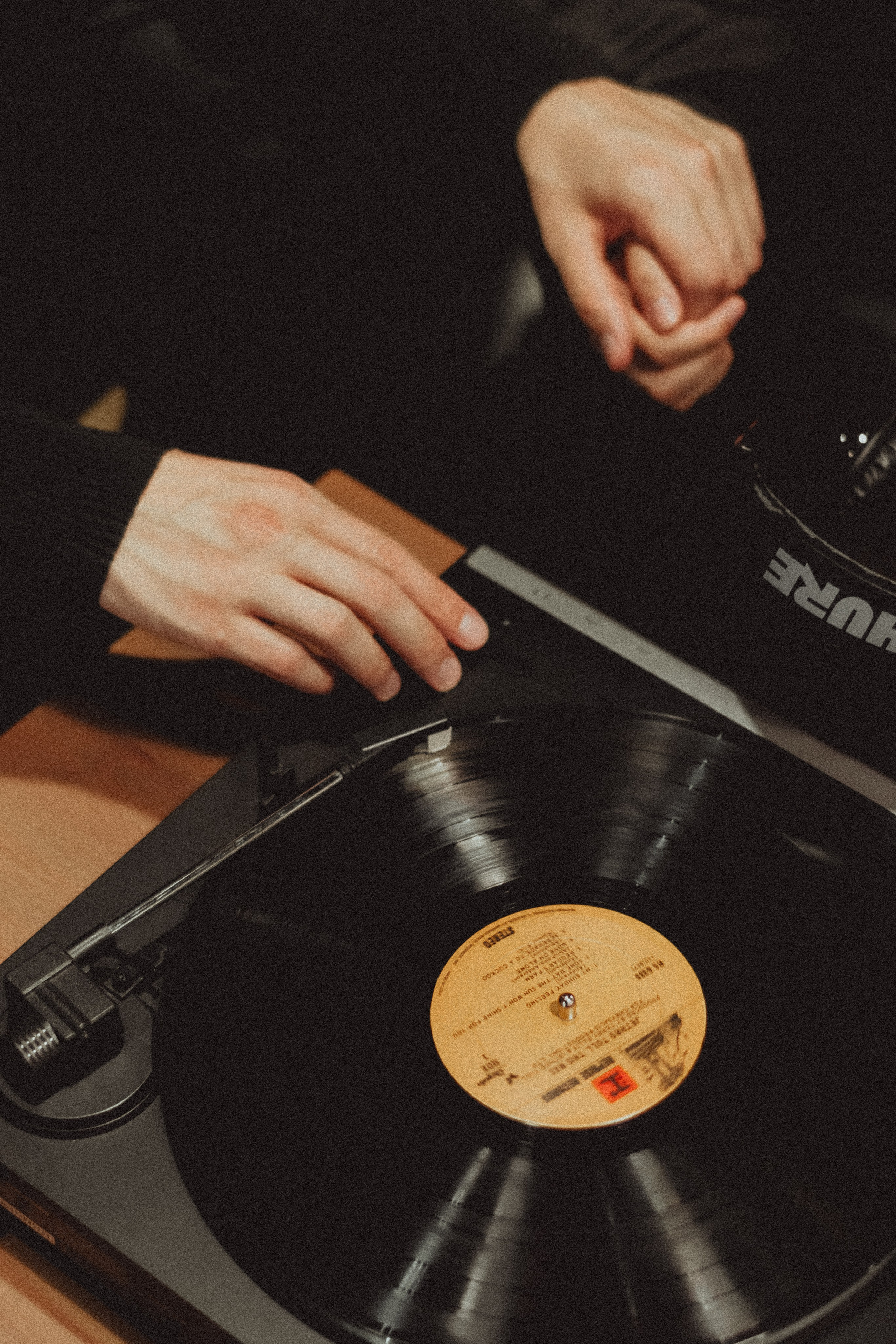 Парная ретро фотосессия в магазине с виниловыми пластинками