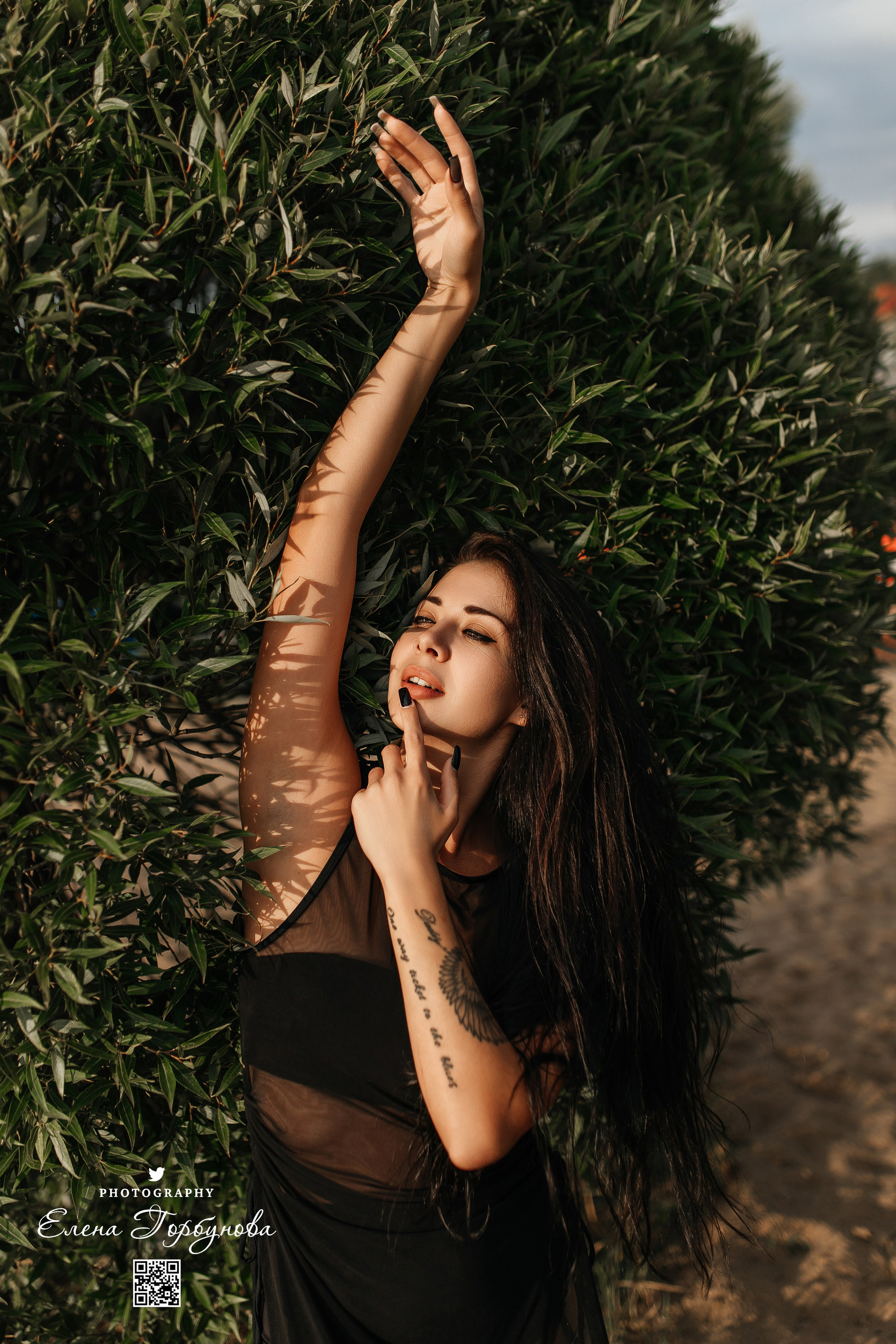 Черная серия с тканью. Набережная. Александра и Таисия. Июль 2025 г. Фотограф Пермь. Свадьбы. Семья и дети, школа, д. сад. Фотокниги