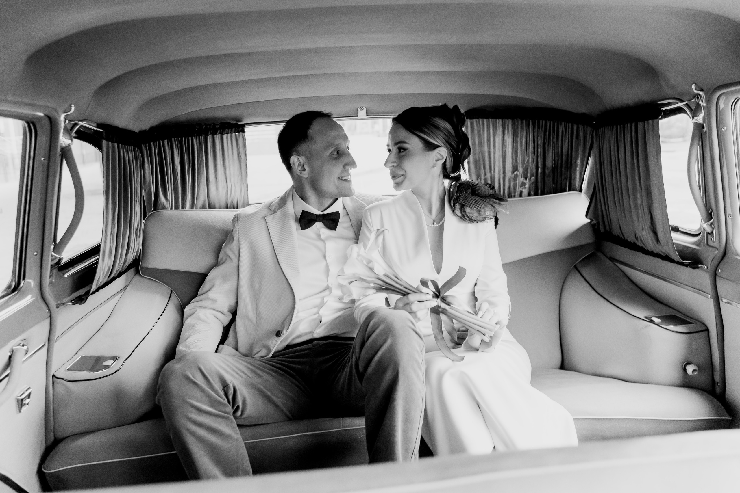 Свадебный фотограф в Москве. Свадебный фотограф Видное, Бутово, Домодедово, Щербинка, Царицыно. Свадебная фотосессия и сборы невесты в отеле Soluxe. Регистрация брака во дворце бракосочетания ВДНХ. Свадьба на ВДНХ. Свадебная фотосессия с ретро автомобилем Чайка. 