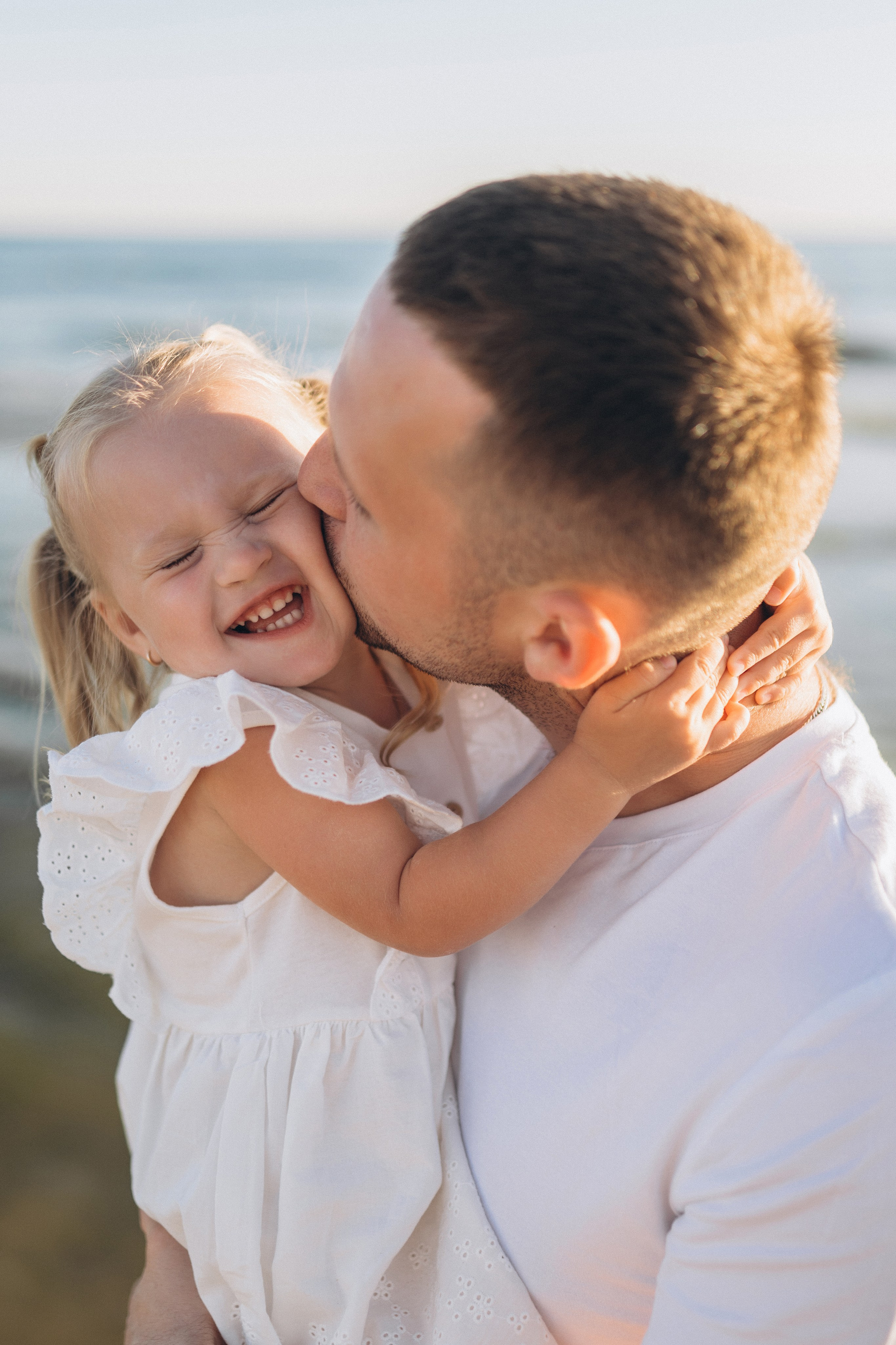 Анапские традиции: семья строит сложную систему песочных каналов для воды