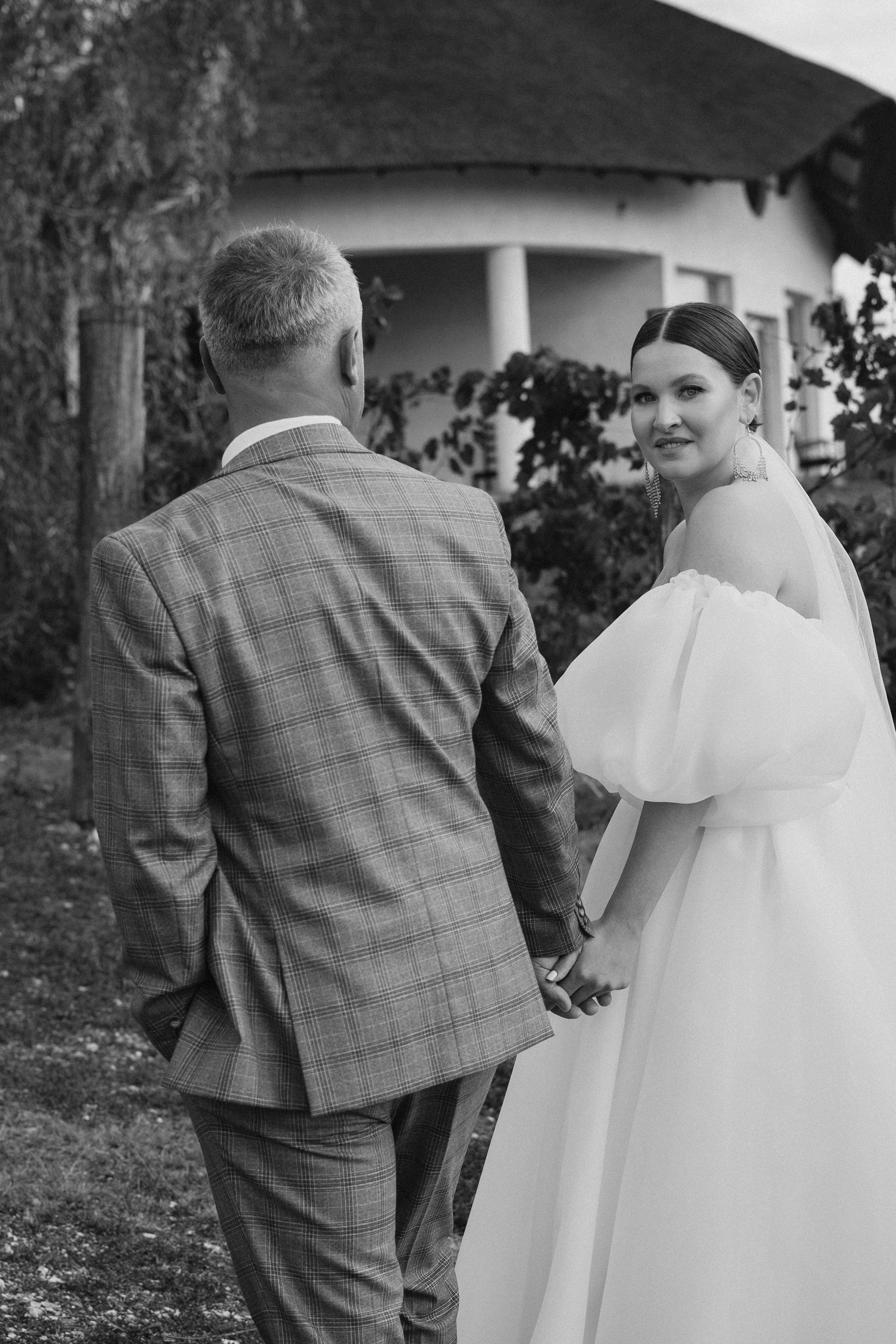 Черно-белая свадебная фотография жениха и невесты, на фоне природы Анапы, локация усадьба "Семигорье"