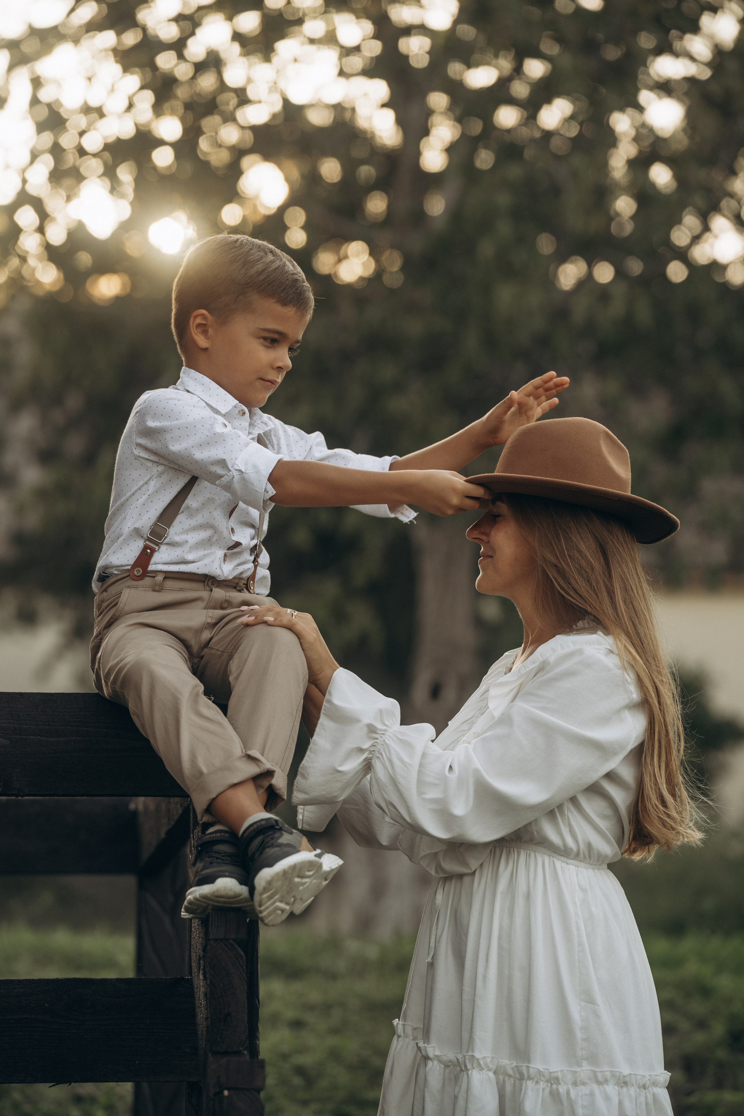 Парные фото на фоне винных погребов Абрау-Дюрсо