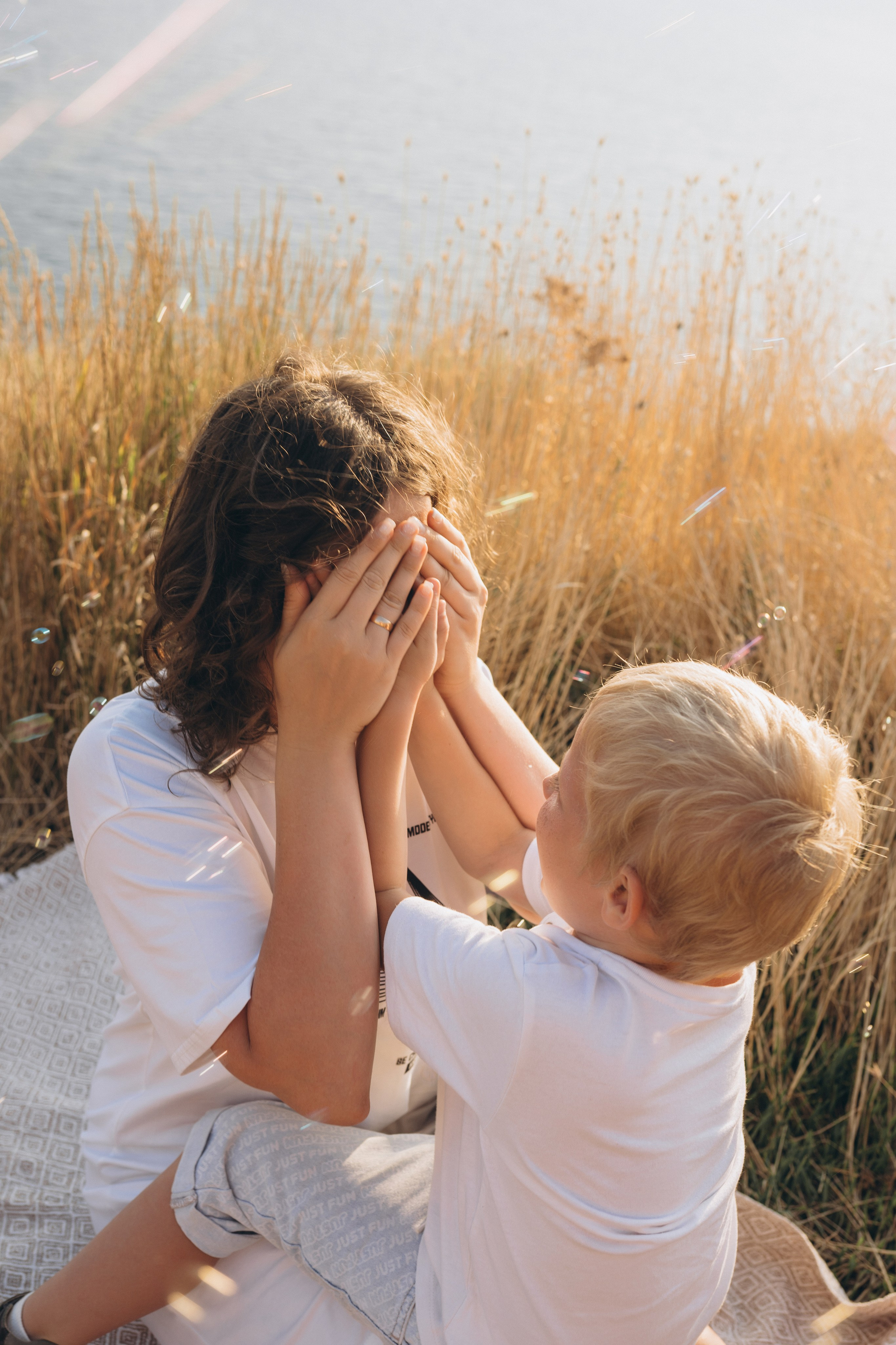 Голубицкая: бабушка рассказывает внукам старинную легенду о море, показывая на горизонт, фотограф Голубицкая