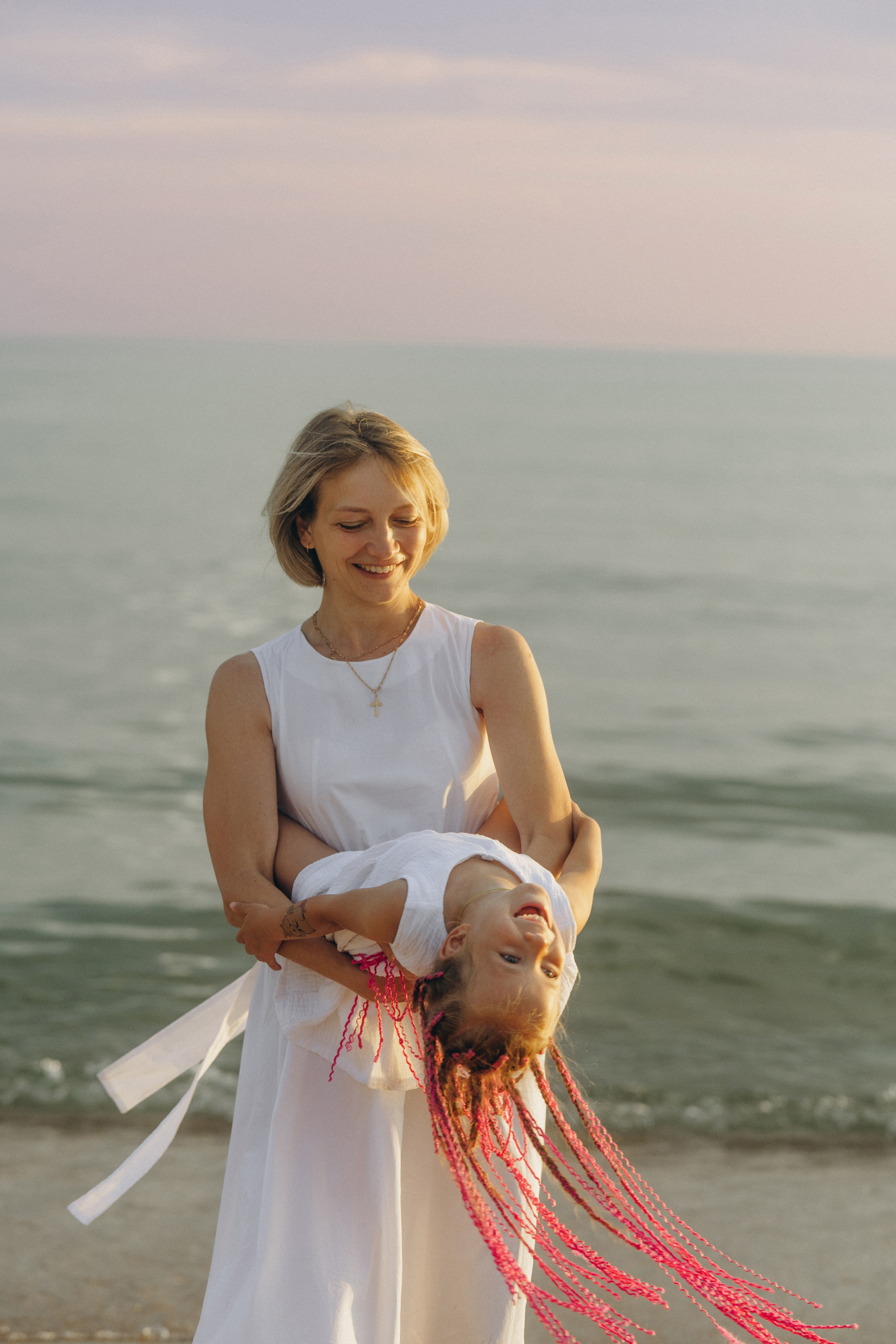 Урок плавания: трогательный кадр от фотографа Голубицкой – мама поддерживает дочку в воде  