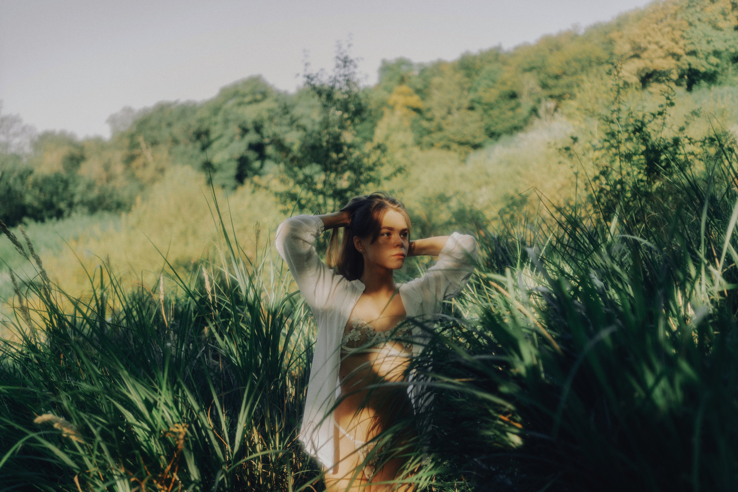 Ангелина в траве. Фотограф в Москве Александр Иванов