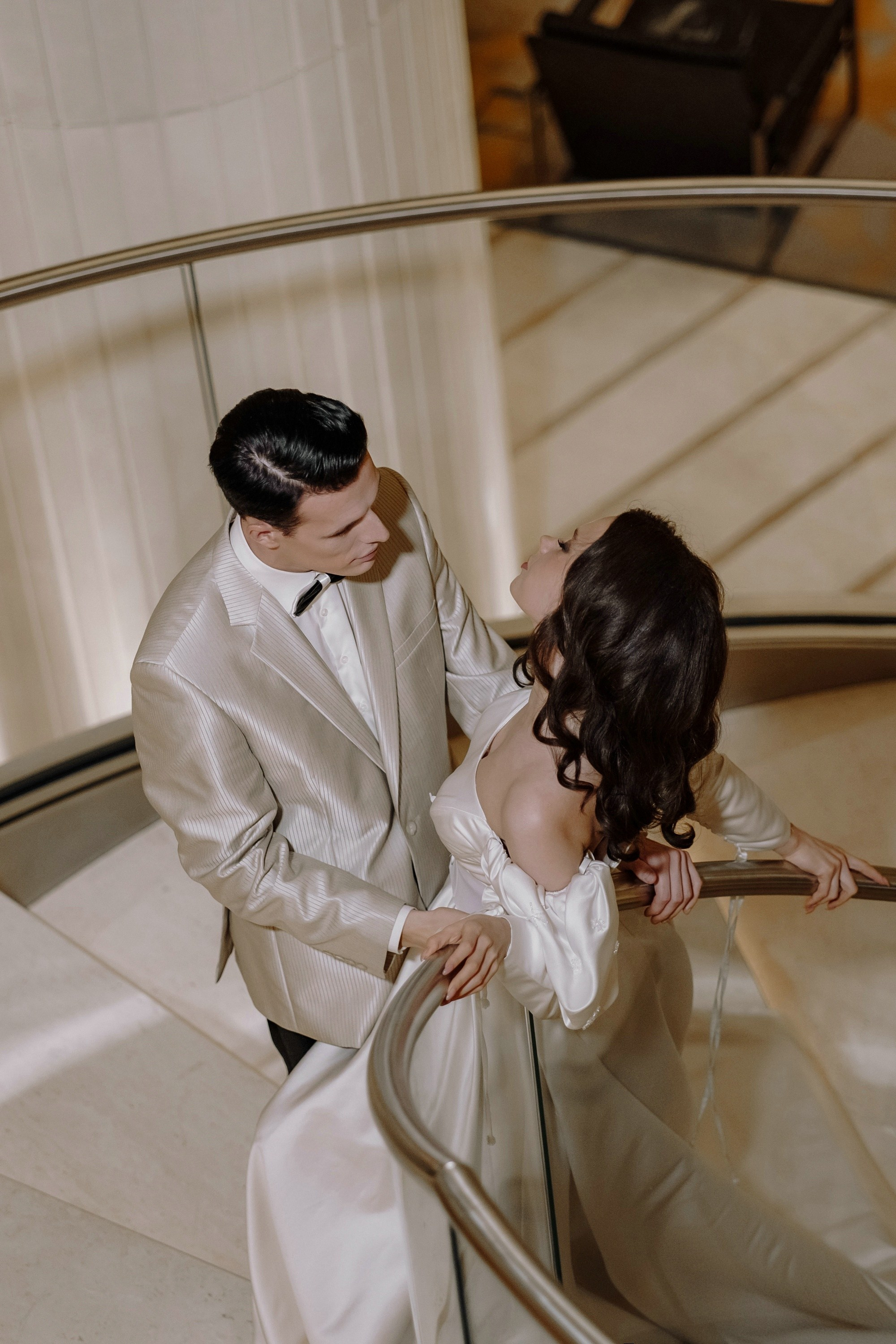 Фотосессия свадьбы на лестнице в Hyatt Regency Moscow Petrovsky Park. Свадебный и семейный фотограф в Москве Светлана Зоткина