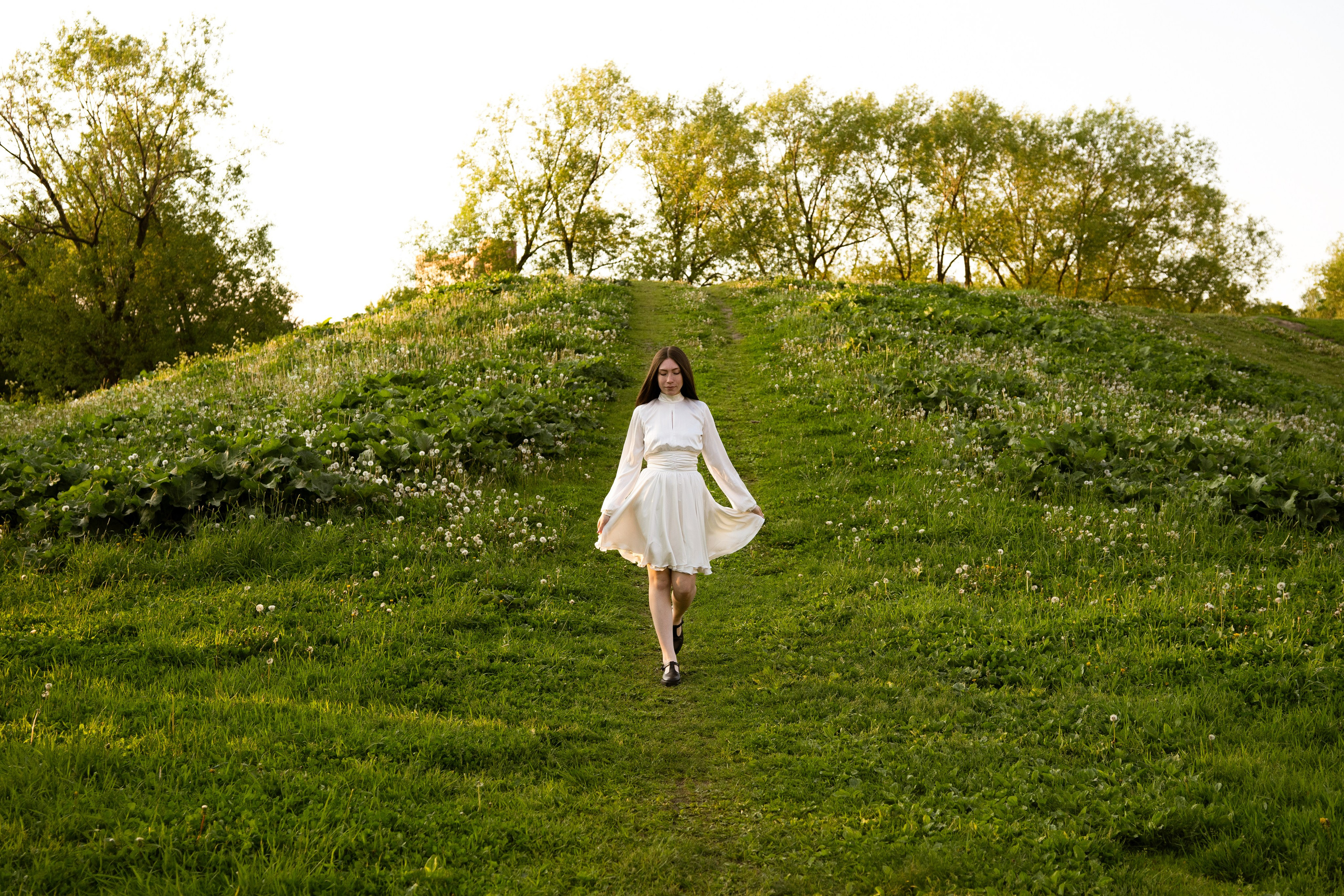 фотосессия в парке в Питере  с девушкой в белом платье 