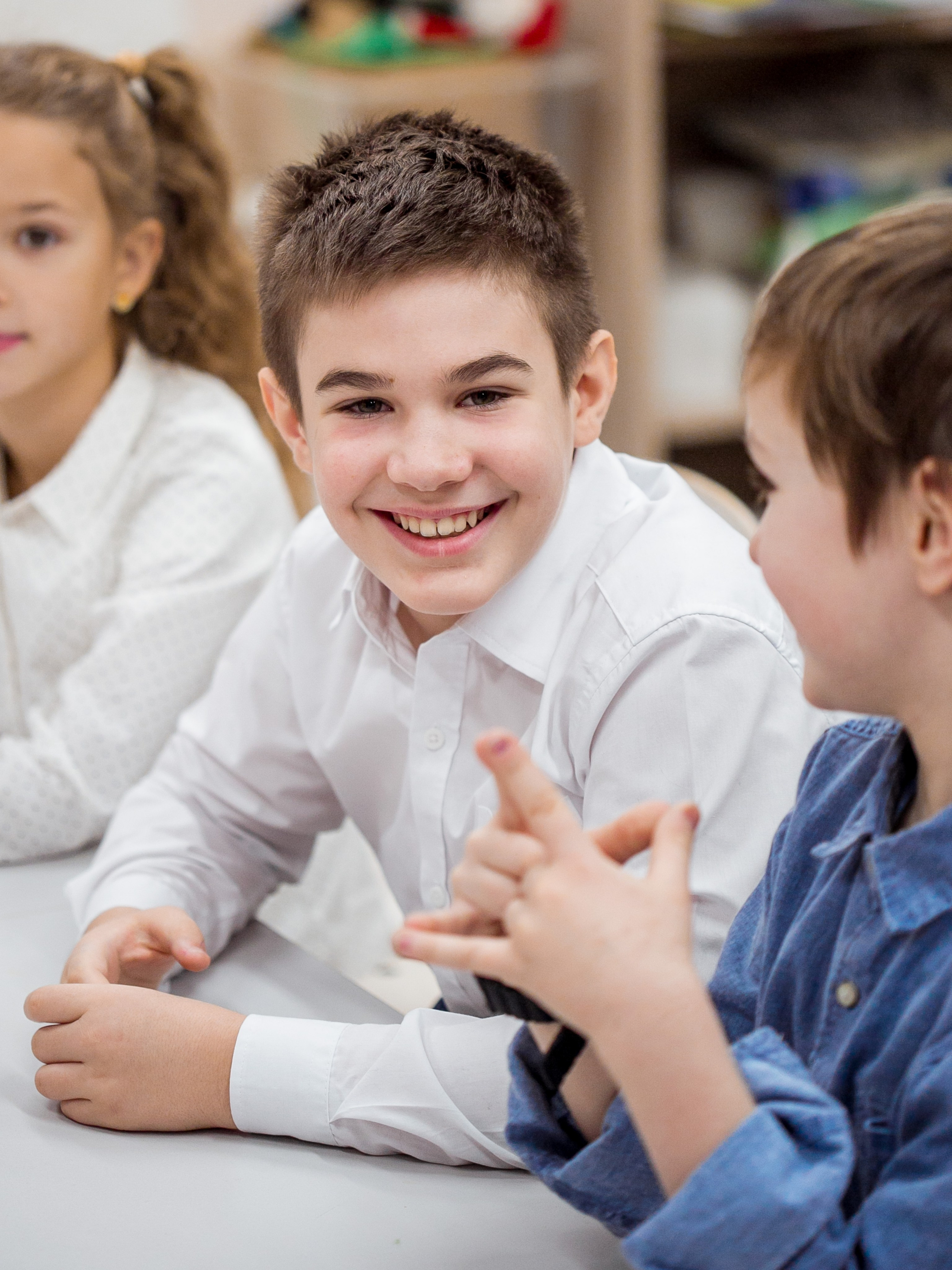Школьники делают поделки к Новому году. Репортажный фотограф Борис Геер