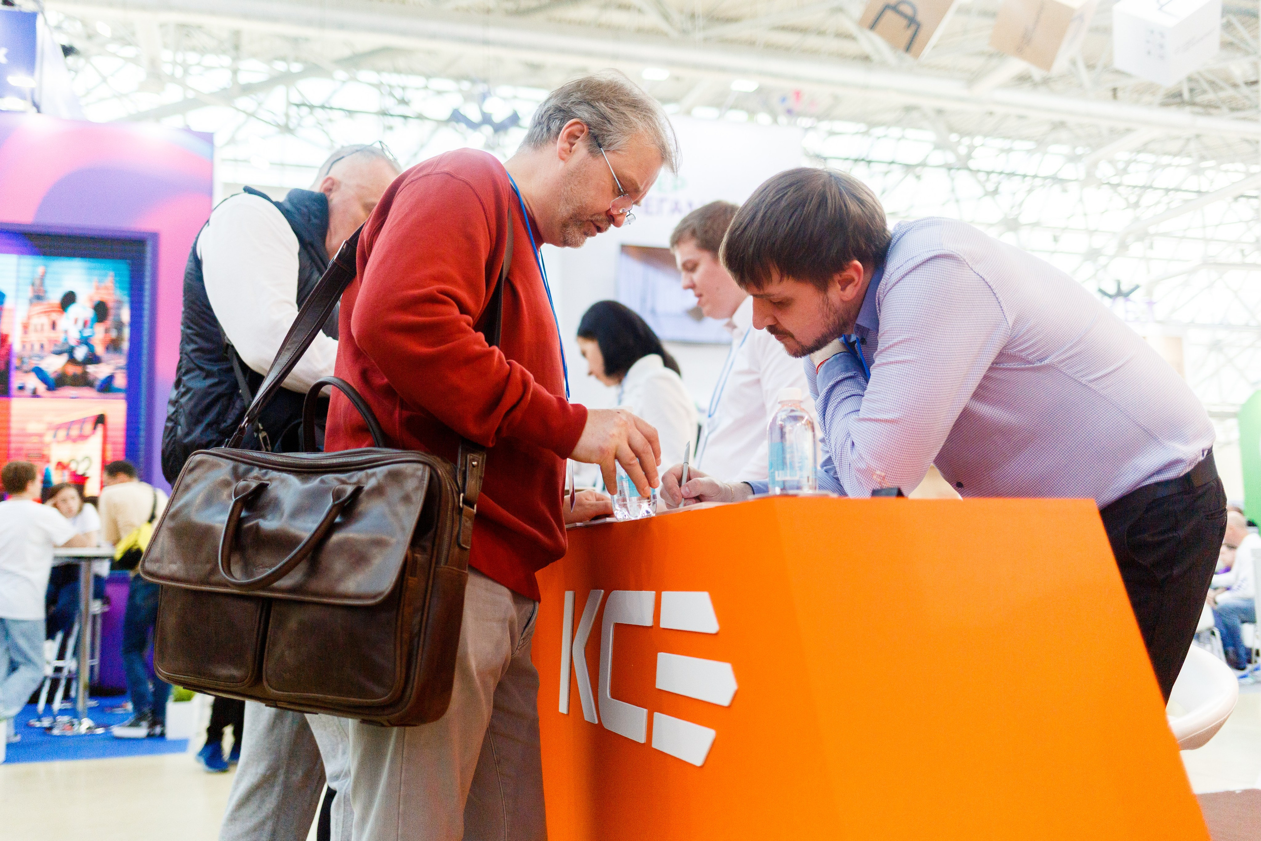 Обзор работы стенда Курьер-сервис. Репортажный фотограф Борис Геер