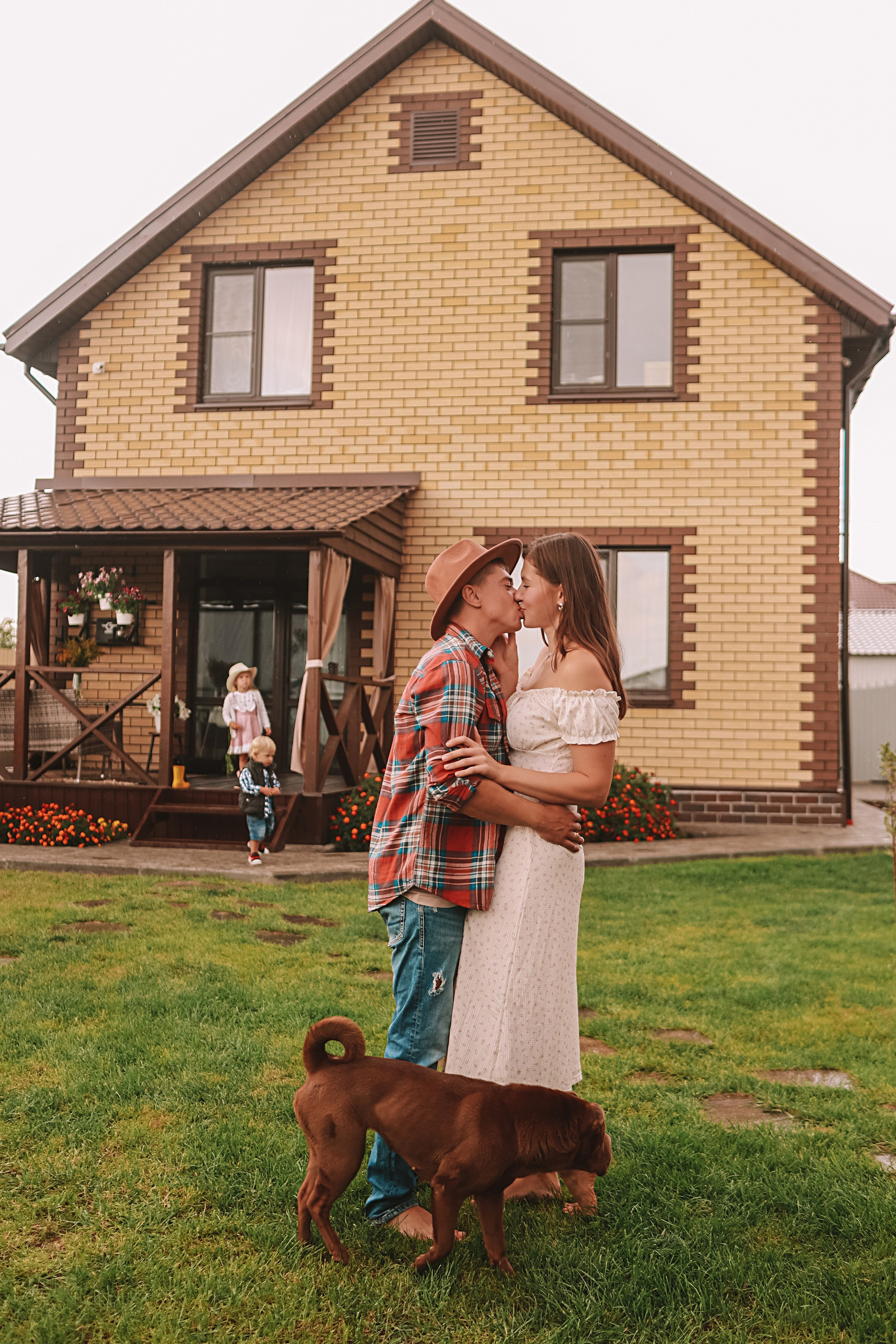 У дома. Семейный фотограф Тюмень, фотограф на роды Салмина Мария