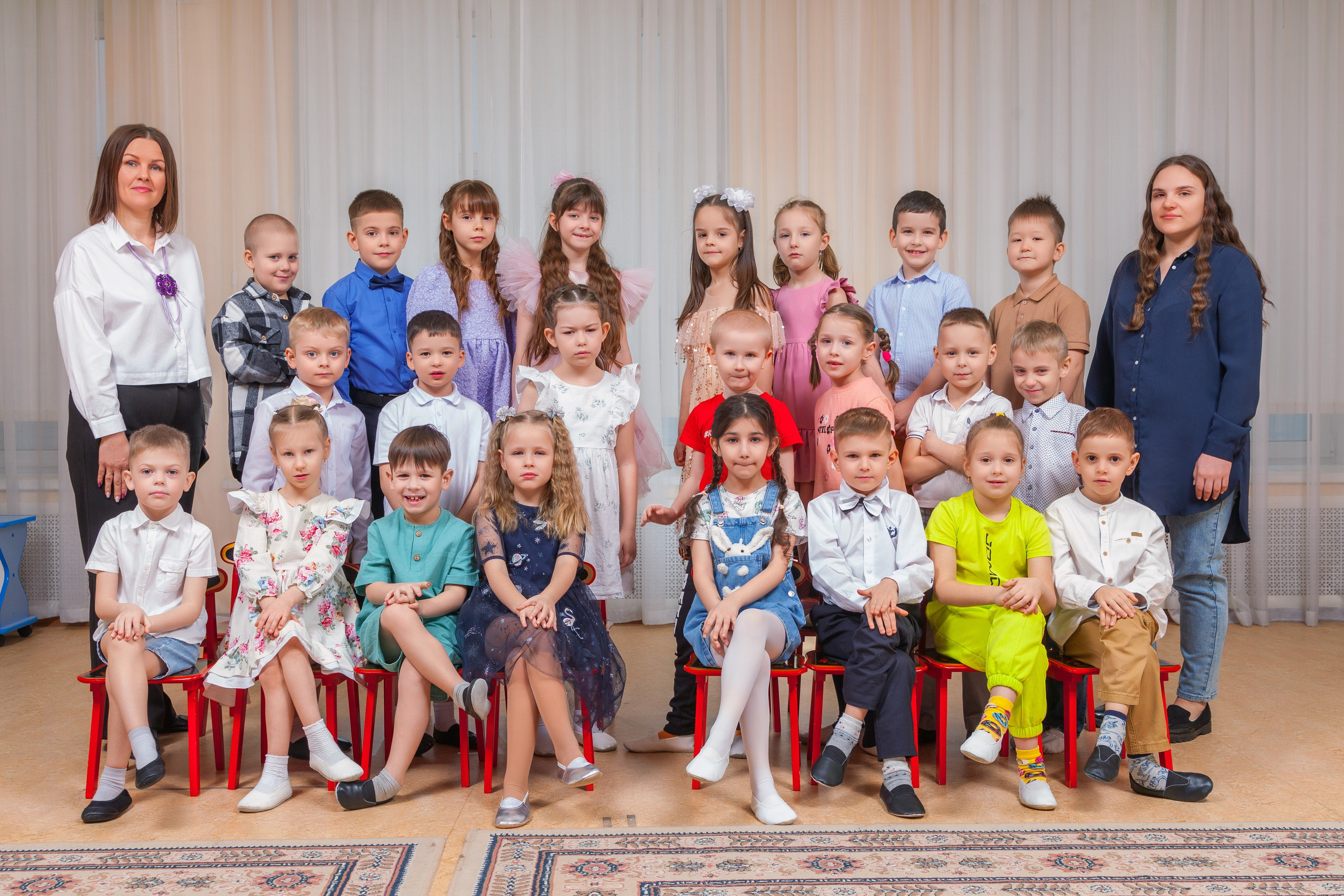 Общая фотография воспитанников детского сада,  снятая в музыкальном зале детского сада