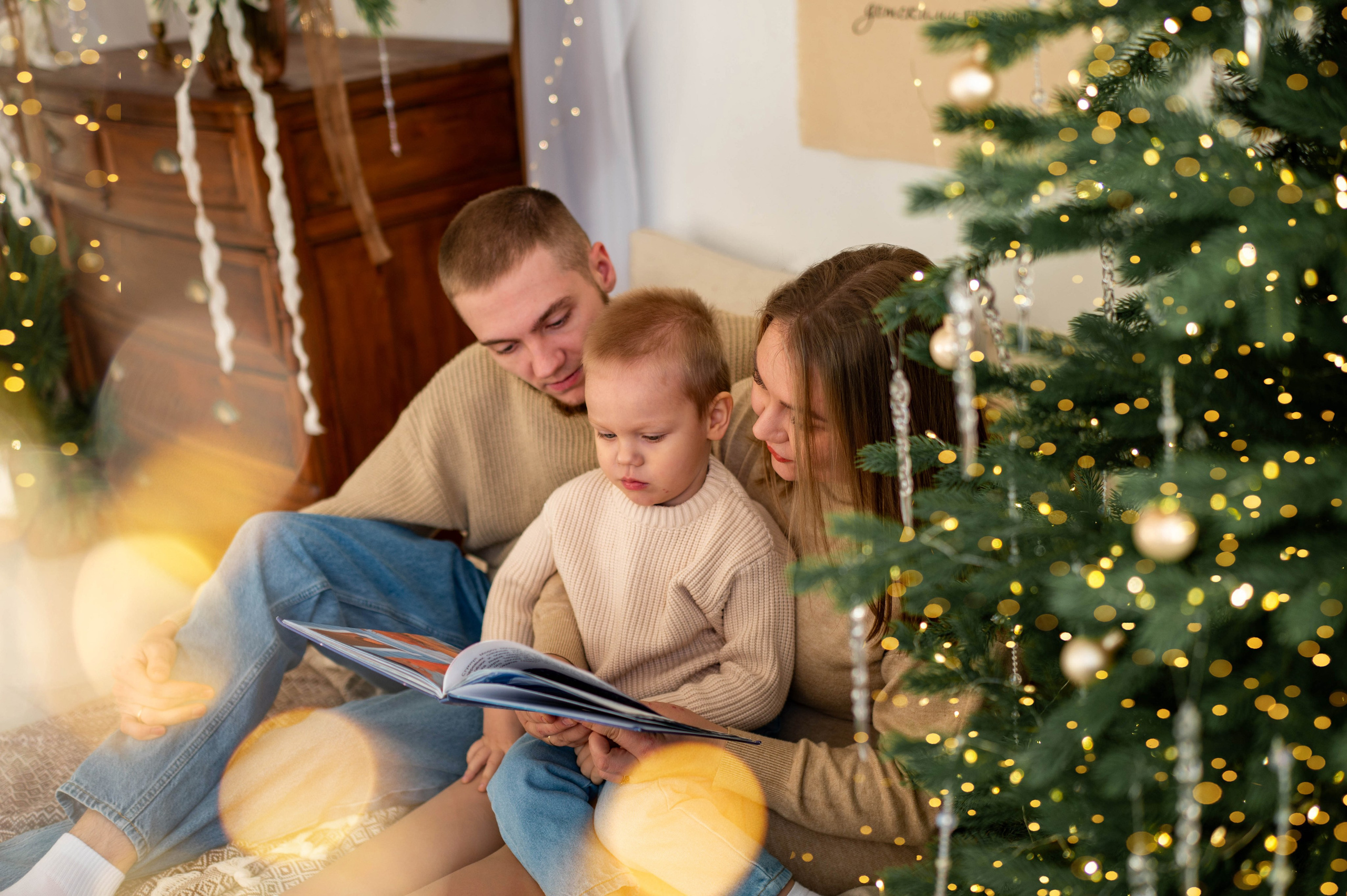 Молодая семья в новогодней атмосфере. Семейный и свадебный фотограф в Абакане Юлия Су