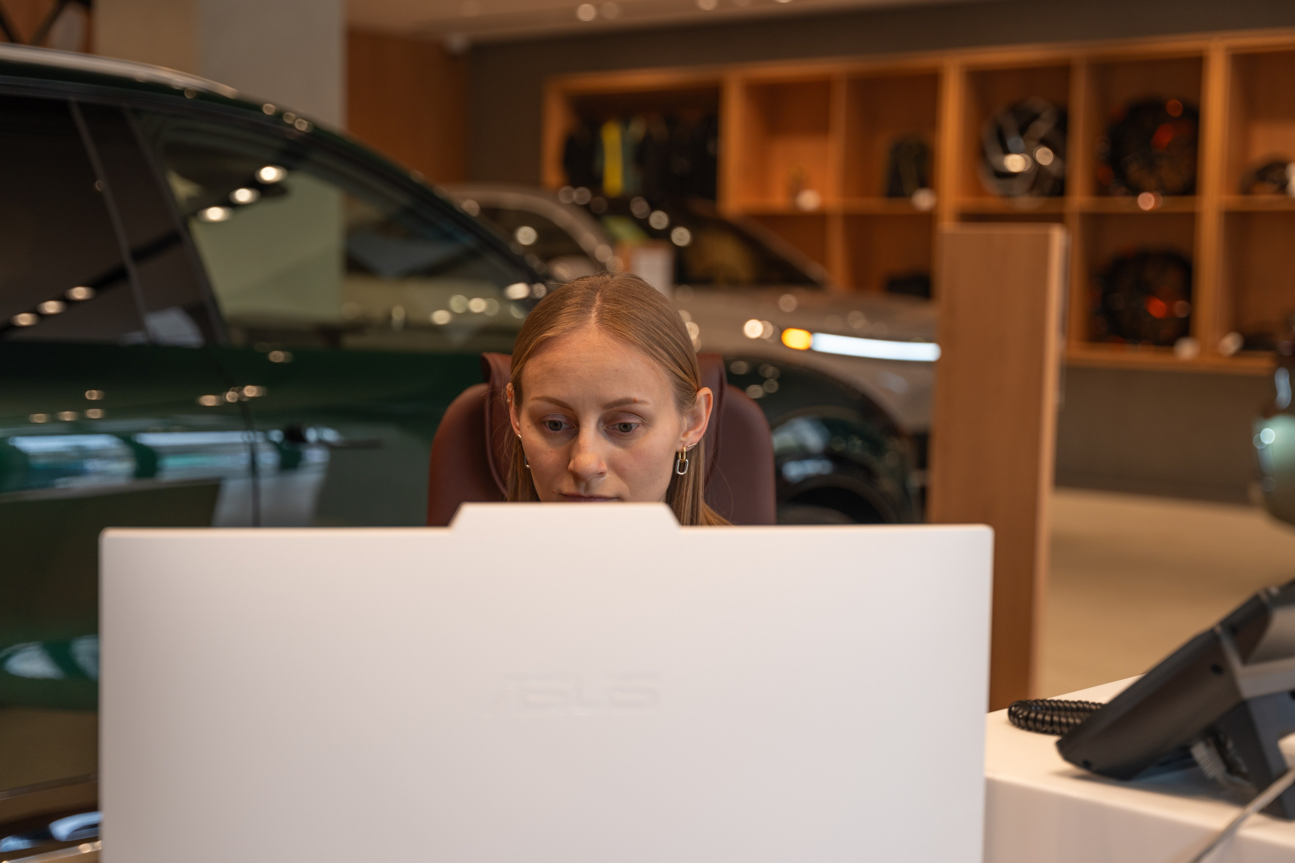 Интерьерная фотосъемка автосалона Elrus в Краснодаре. Zeekr, LiXiang Профессиональная фотосъемка интерьера премиум-автосалона в Краснодаре. Шедевры для Вас! Фотограф и Видеограф в Краснодаре Пахиев Руслан