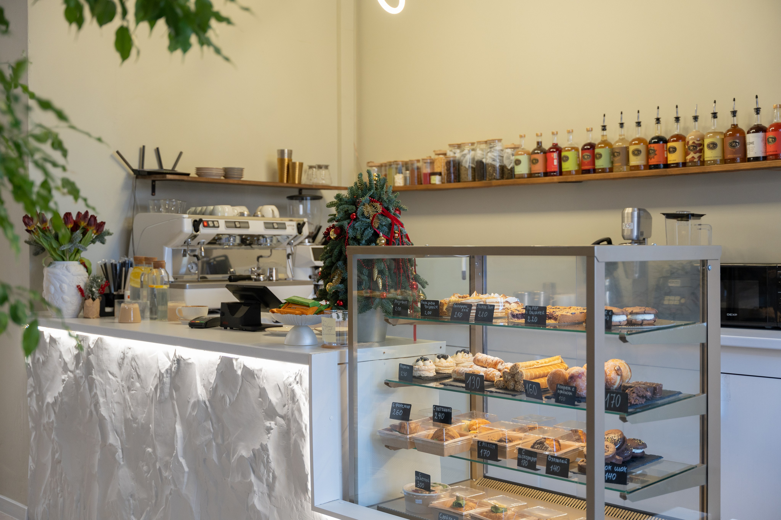 Интерьерная фотосъемка кофейни Love and Coffee — уютное место в Краснодаре Профессиональная фотосъемка интерьера кофейни в Краснодаре — Love. Шедевры для Вас! Фотограф и Видеограф в Краснодаре Пахиев Руслан