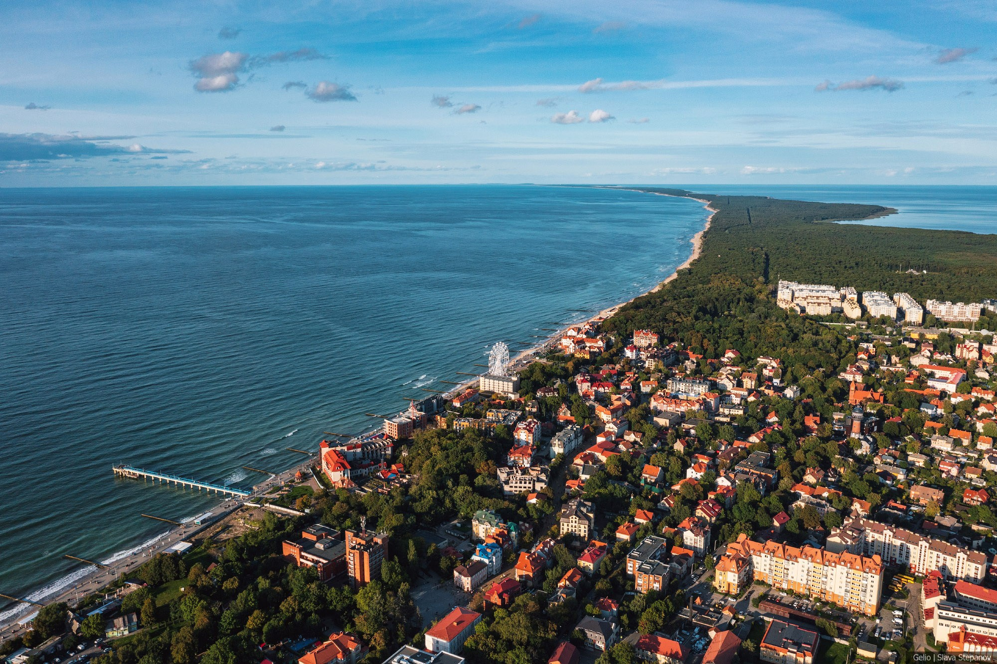 Зеленоградск с высоты, на фоне балтийского моря, побережье
