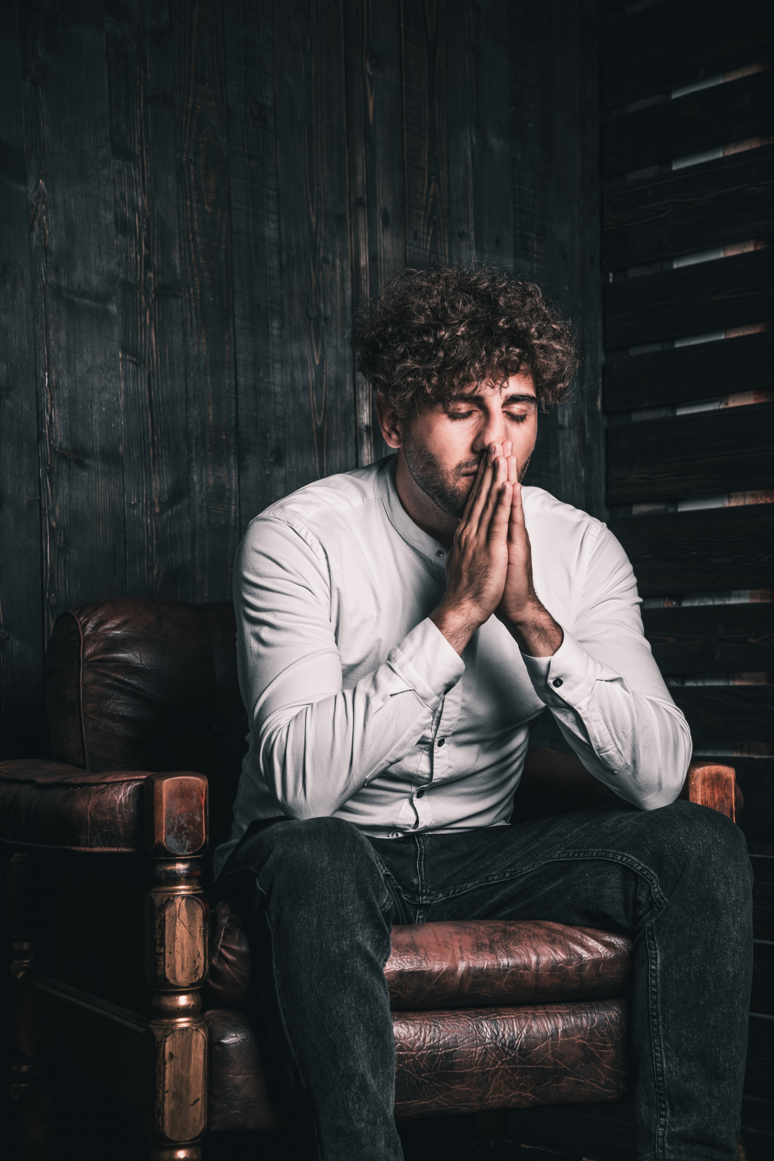 Модная фотосессия парня в фотостудии в спб