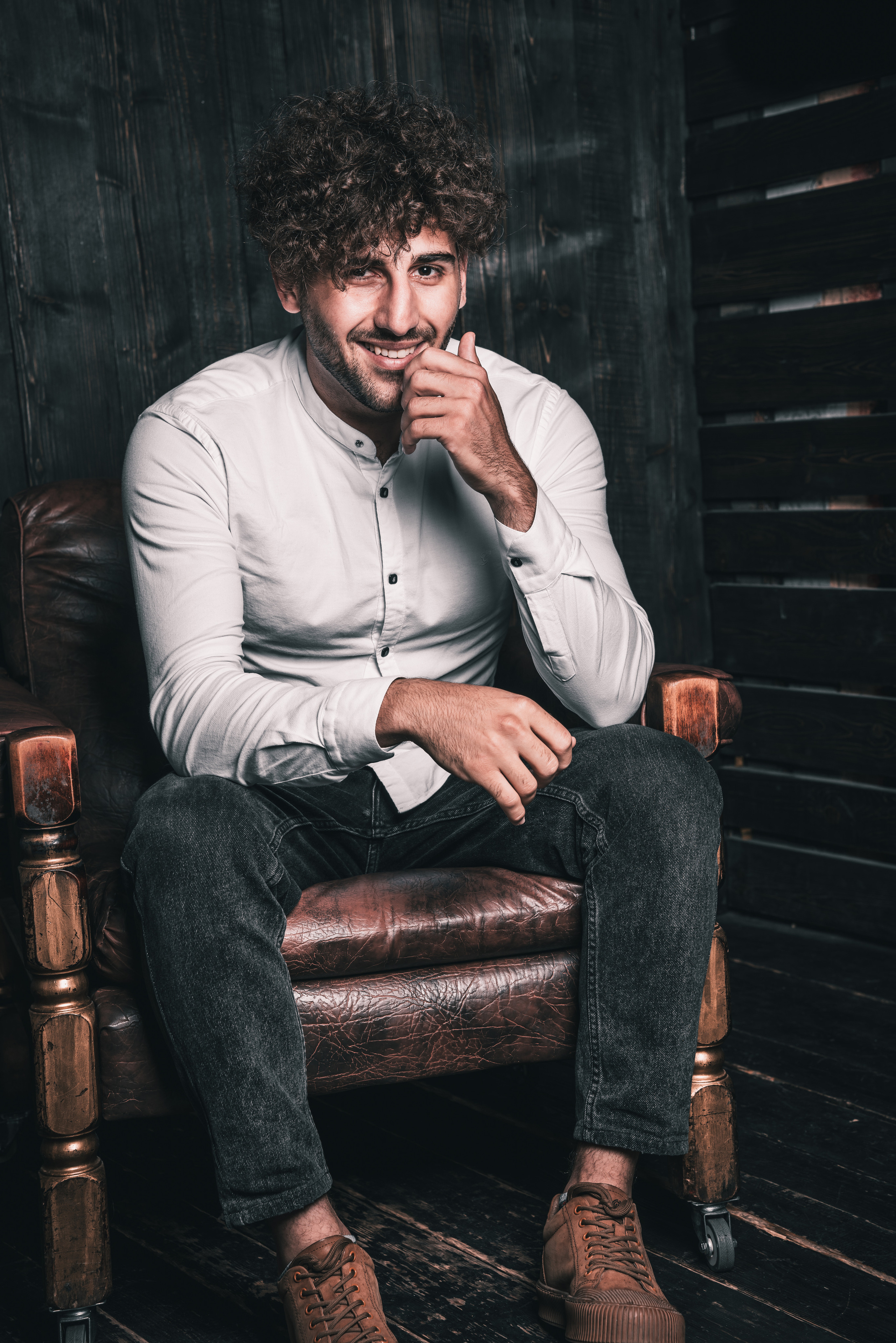 Модная фотосессия парня в фотостудии в спб