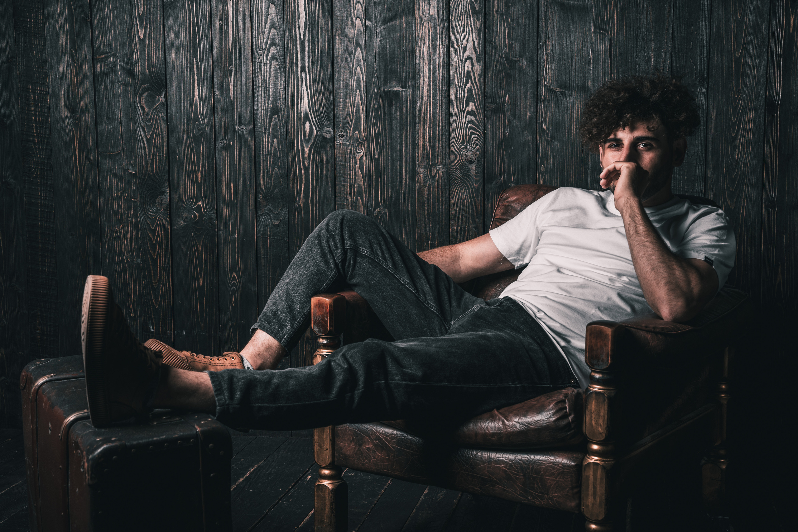 Стильная фотосессия парня в фотостудии в спб