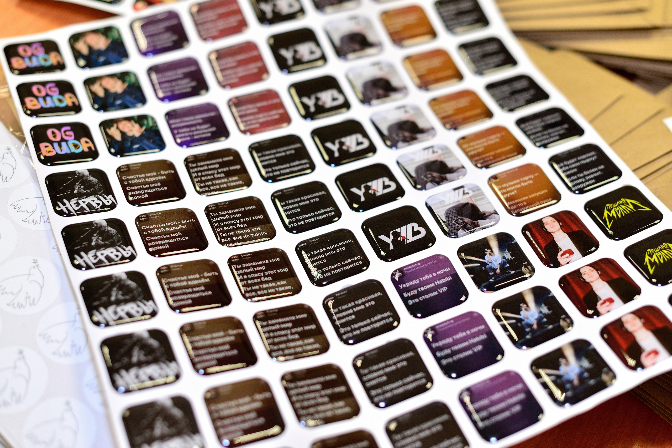 Производство 3D стикеров. Фотограф Сергей Сергеев