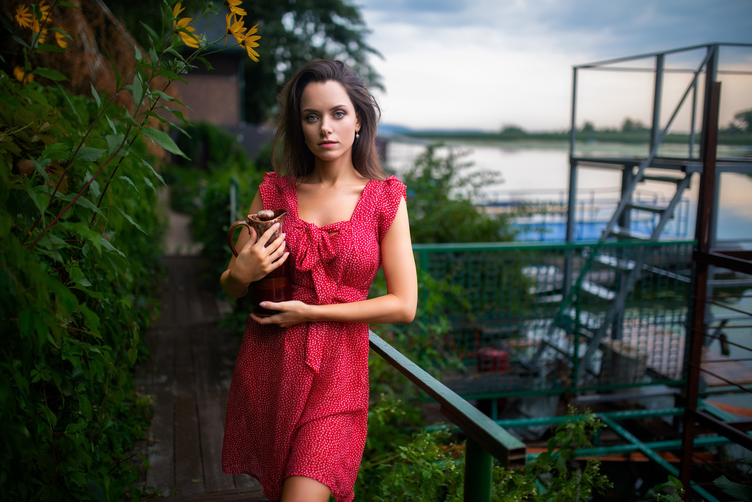 Съемка с Екатериной на рассвете на берегу реки