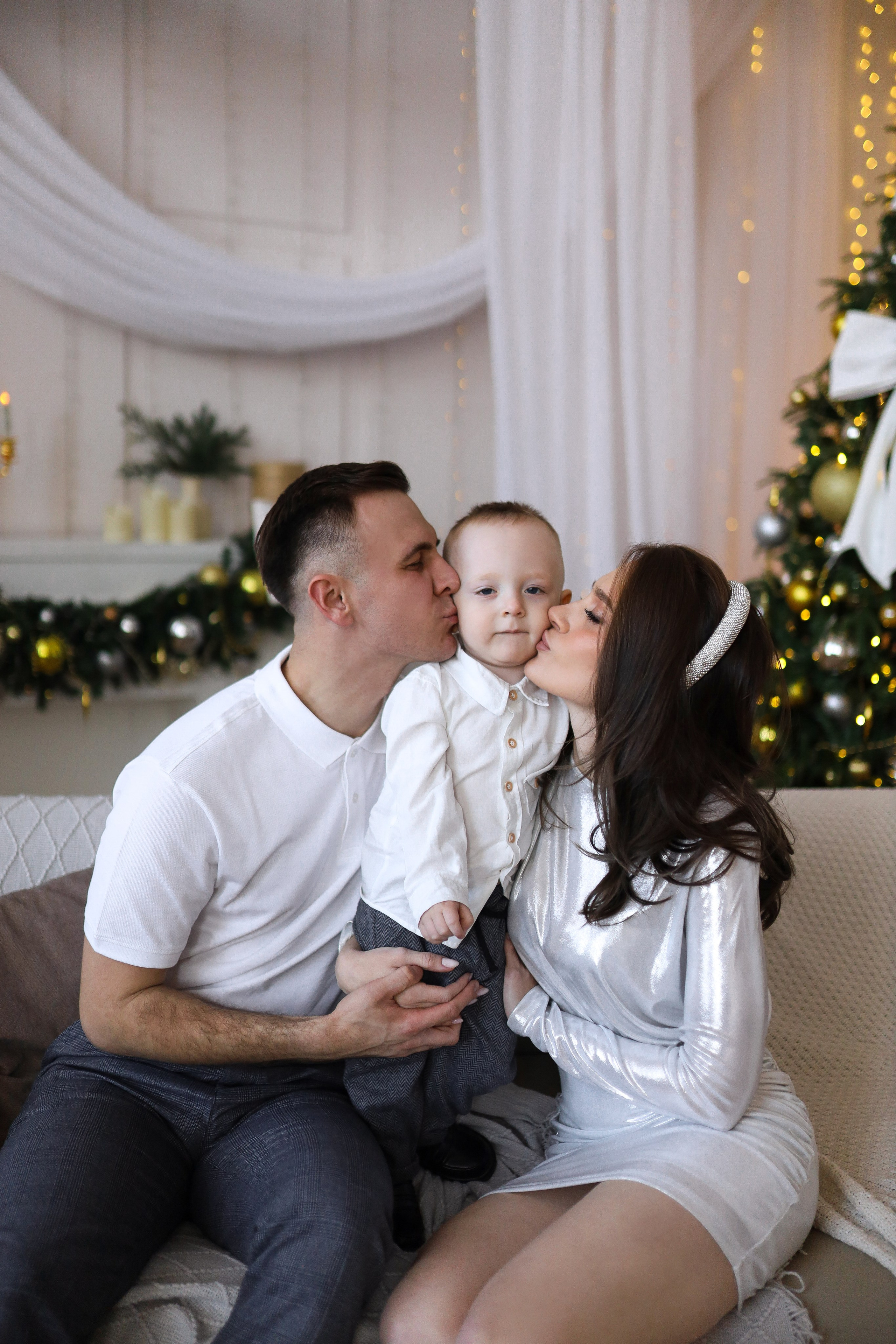 Семейная съёмка белый зал. ФОТОГРАФ ХАБАРОВСК АНАСТАСИЯ РАЧЕНКОВА