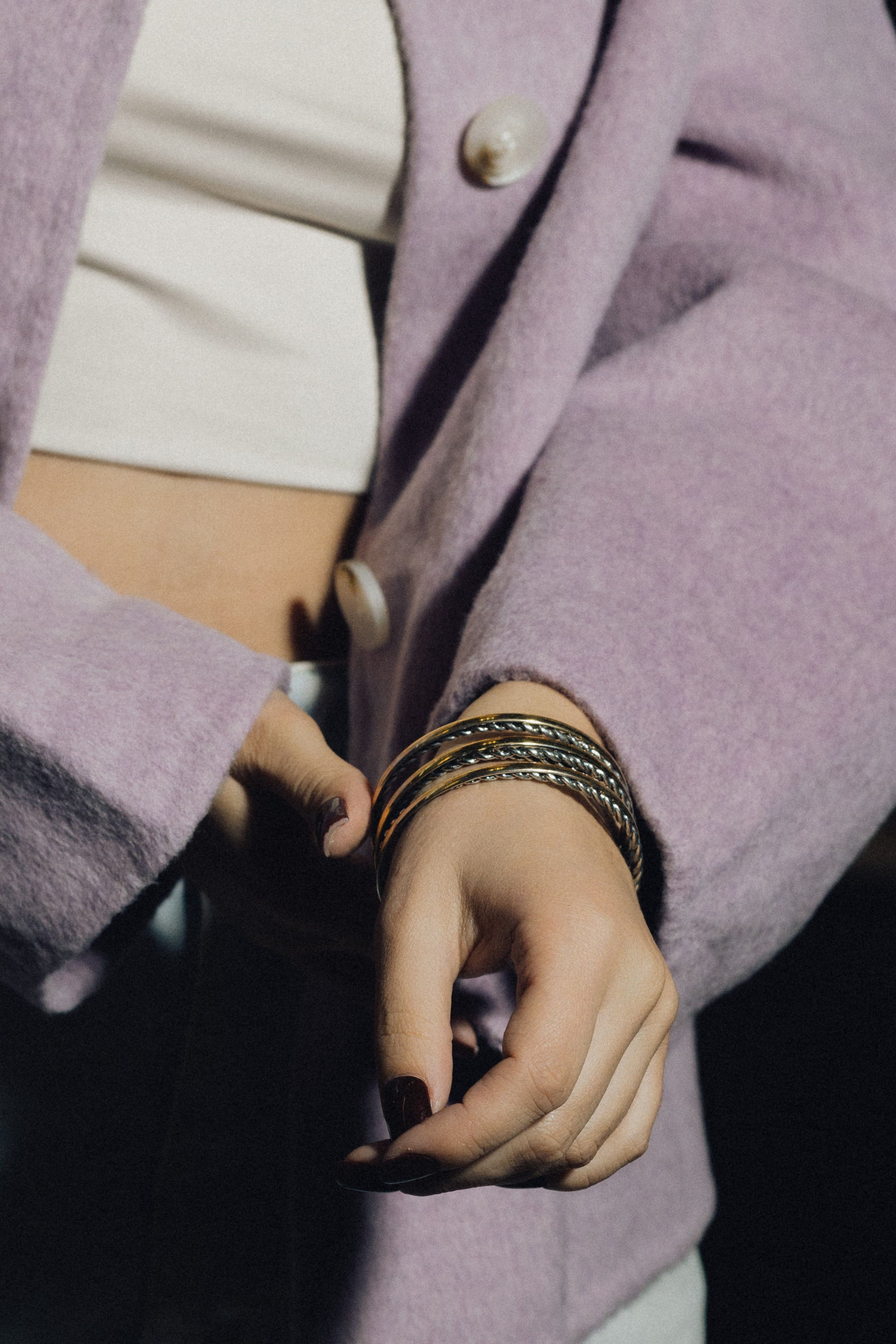 Крупный план рук с браслетами и пуговицы сиреневого жакета, детали стиля. Фотограф в Пензе Александра Овечкина