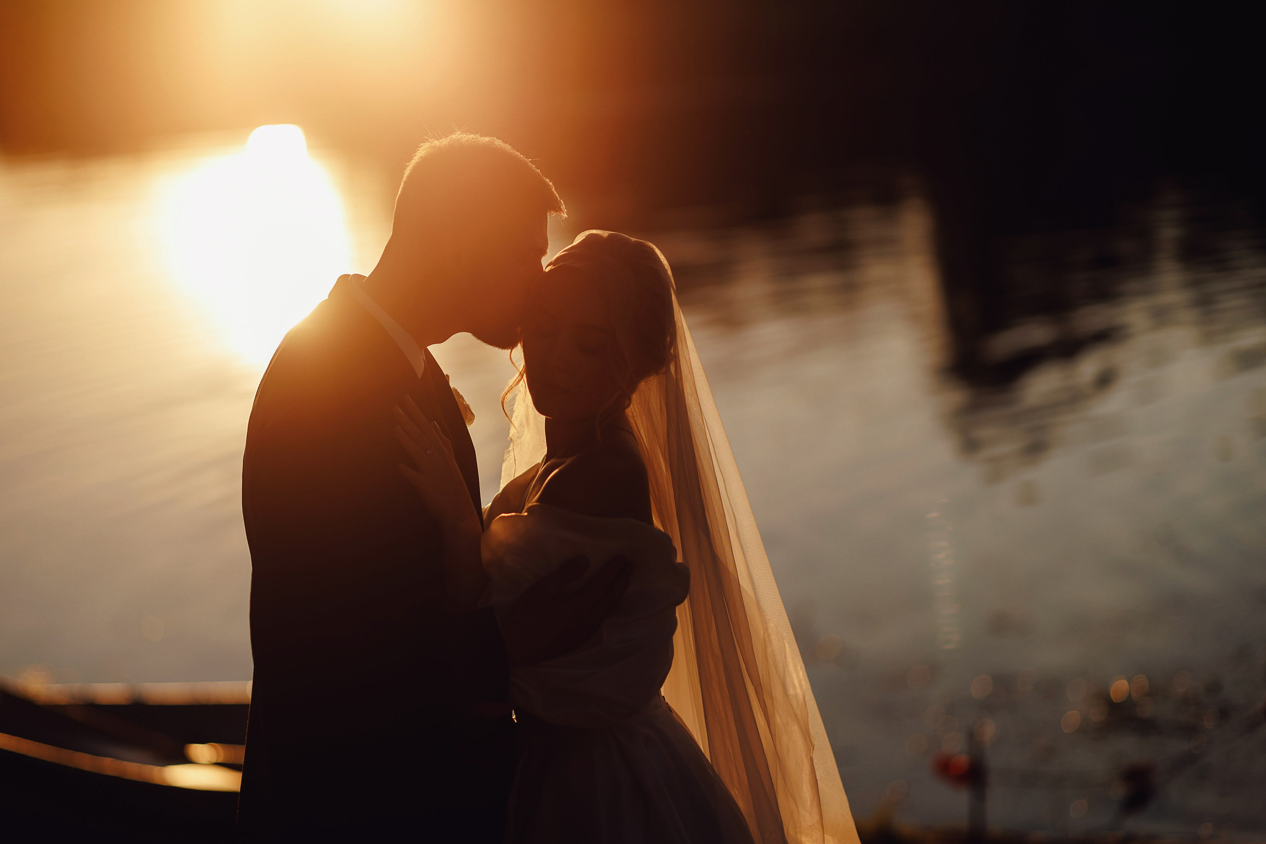 Жених и невеста обнимаются на закате Фотограф Денис Перминов