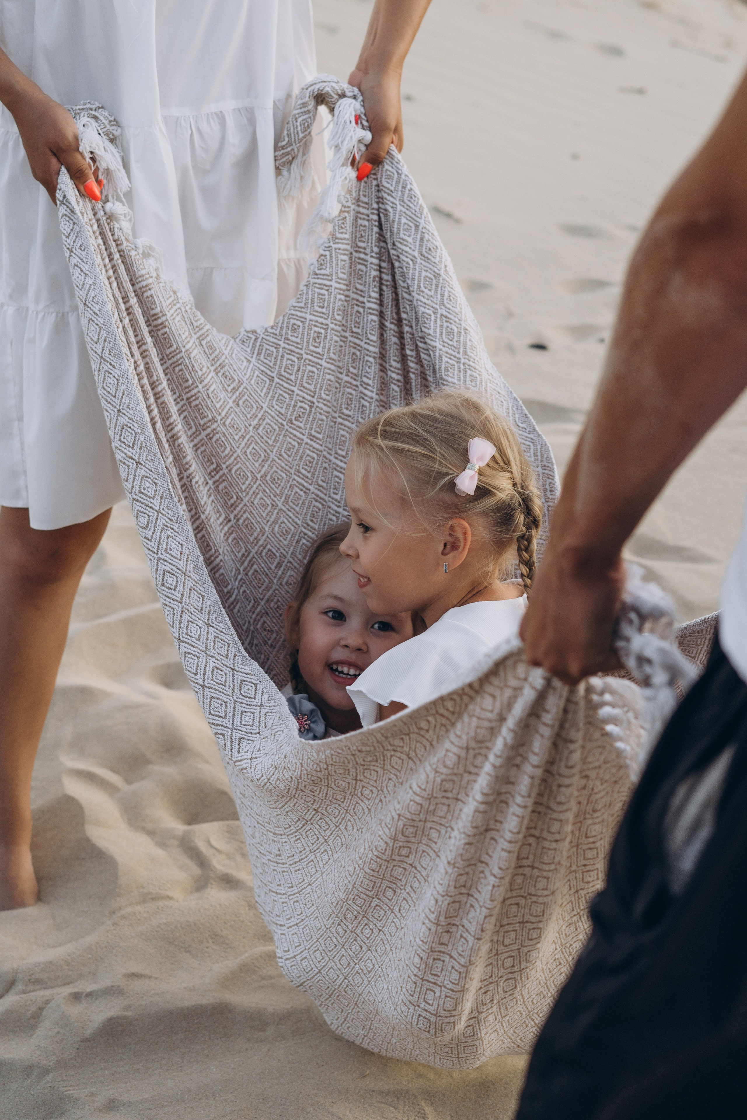 Фотограф Голубицкой реализовал идею с летающими воздушными шарами в форме сердец