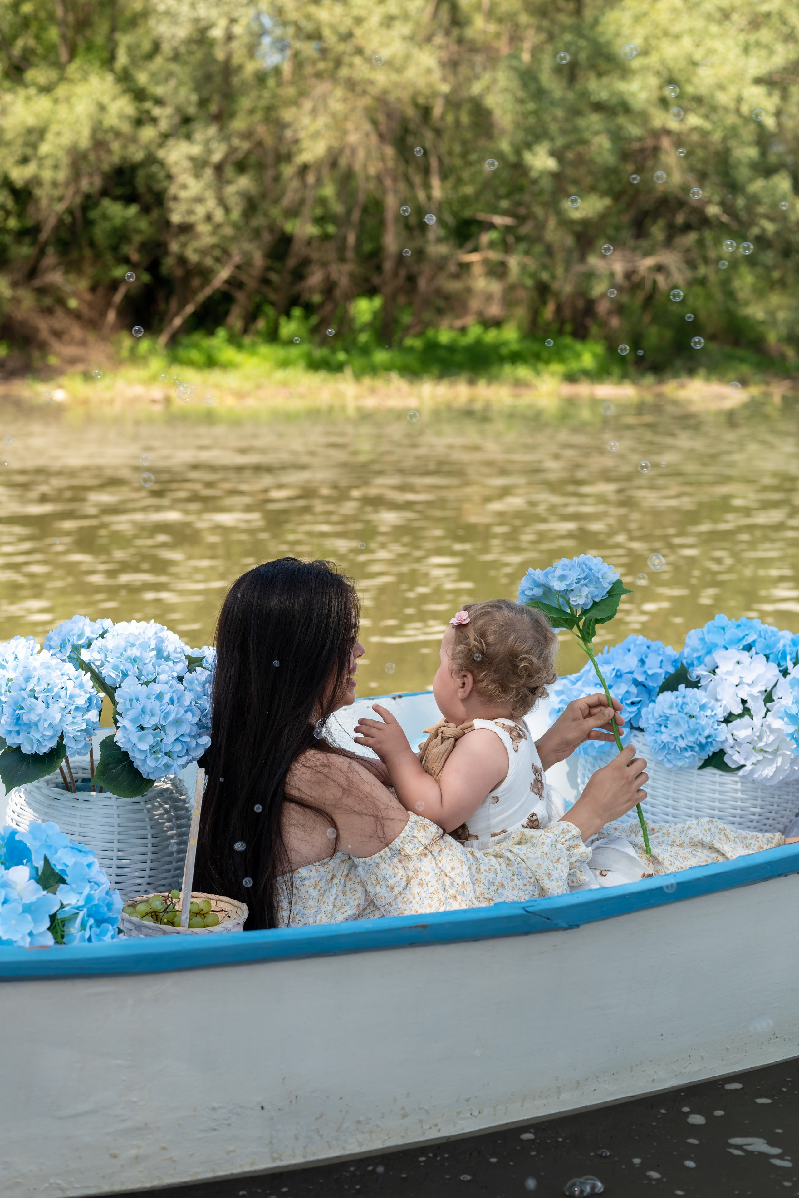 Фотопроект на лодке с голубыми гортензиями. Фотограф в городе Салават
