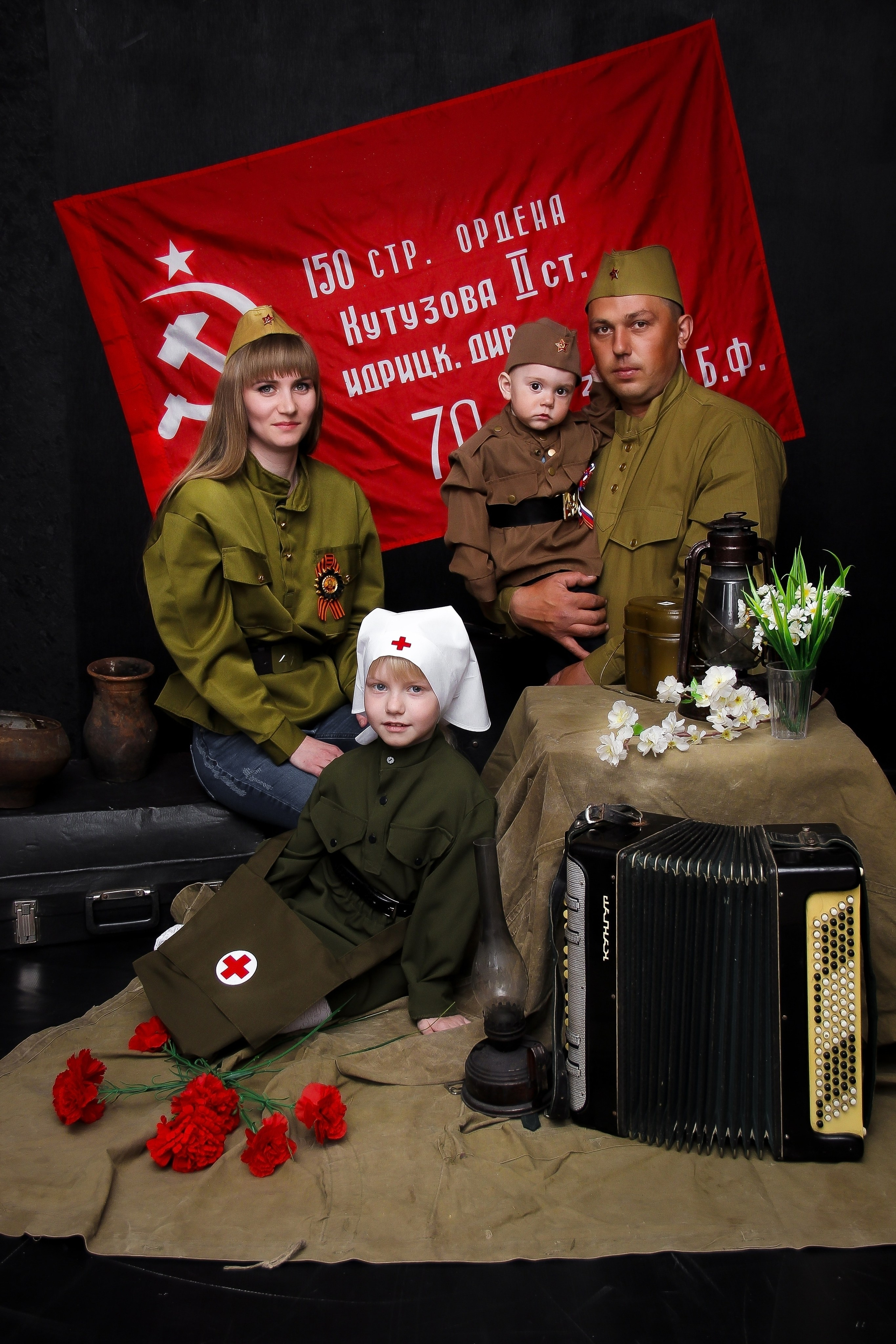 Семейные фотосессии студийные; новогодние, тематические, домашние и тд. Выпускные альбомы для школ и Детских садов в Барнауле /Выпускные/Свадебные/Детские/Семейные и др. виды съёмок /Фотограф Вера Валейко