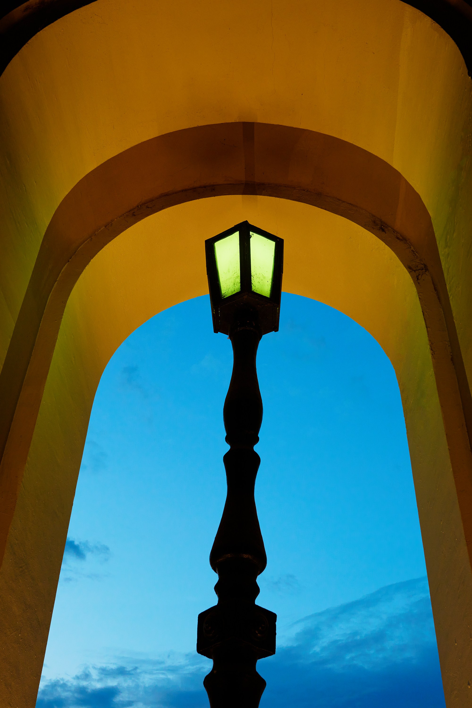 Москва, Павелецкий вокзал, фонарь в арке