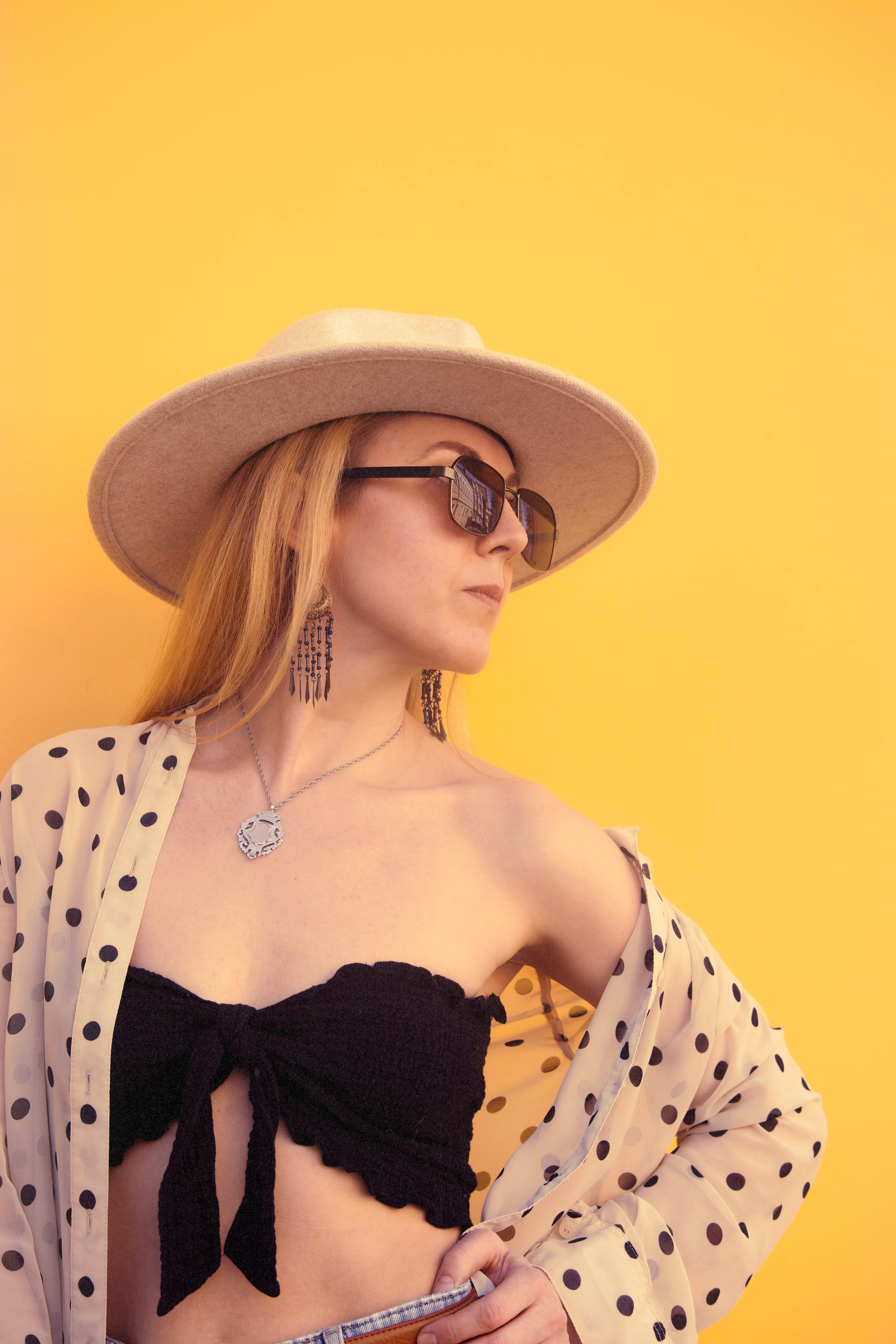 портрет женский у желтой стены