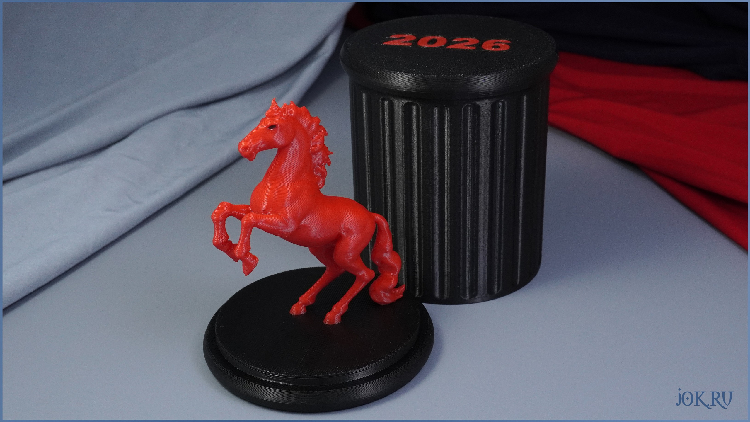 Красная лошадь — декоративная статуэтка для новогоднего оформления, сочетает красоту и символическое значение.