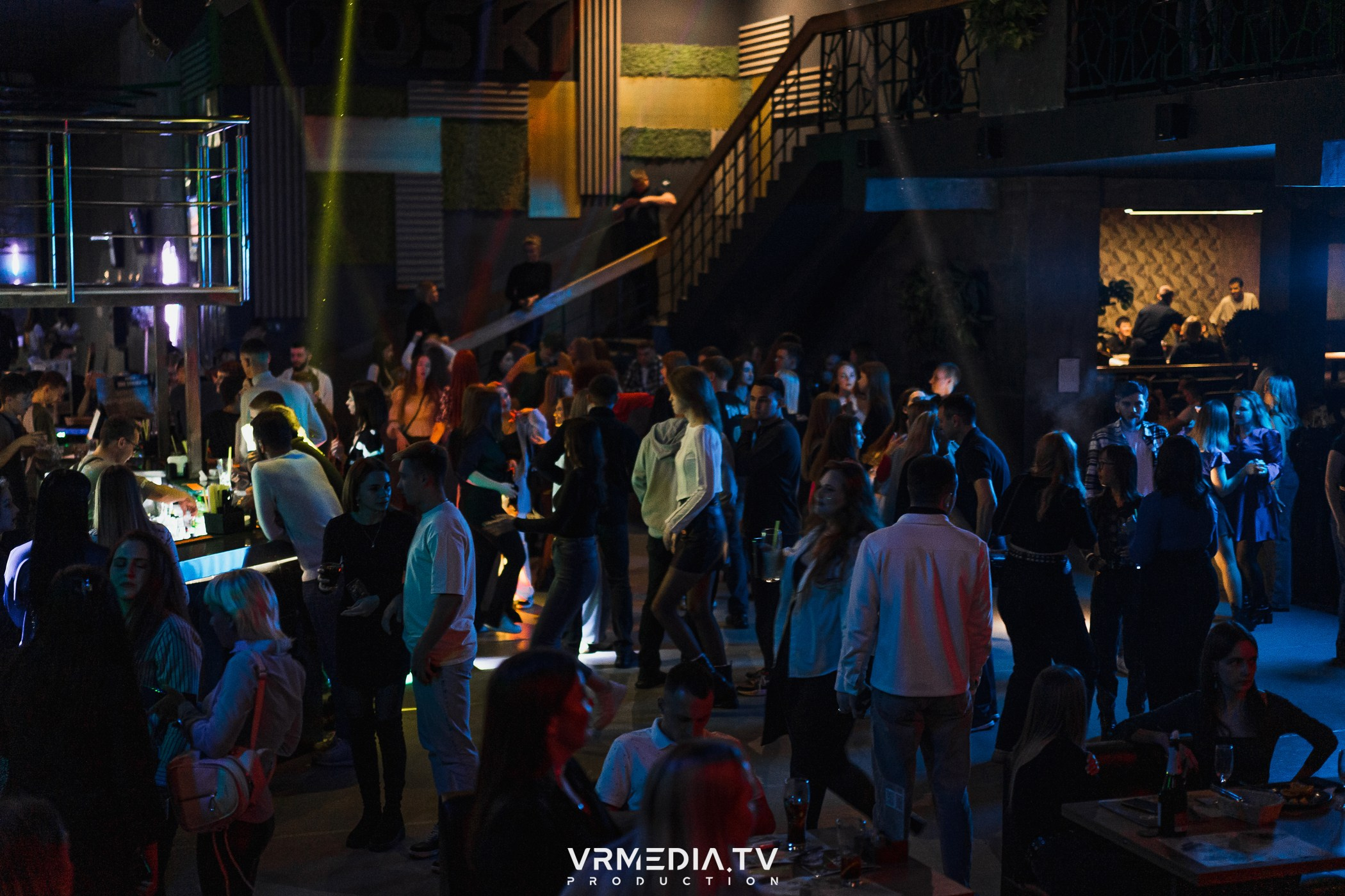 Бумажный дом в баре «Друзья»