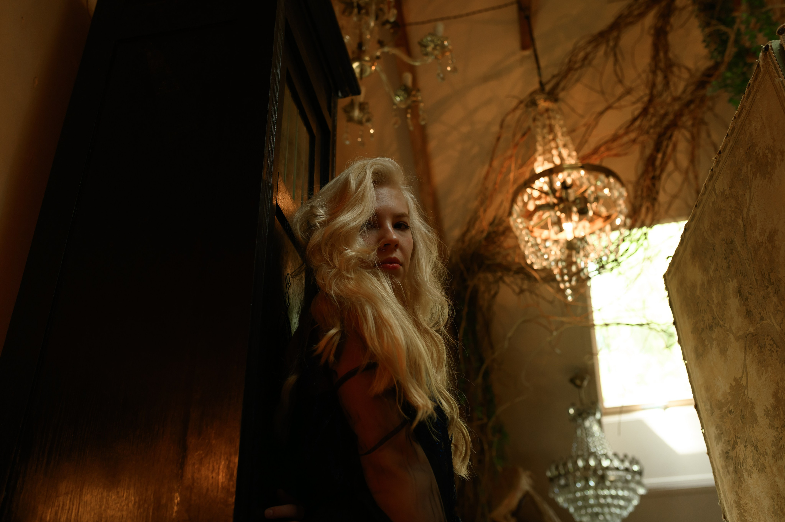 Катя. Заброшенный чердак. Фотограф Марина Росси