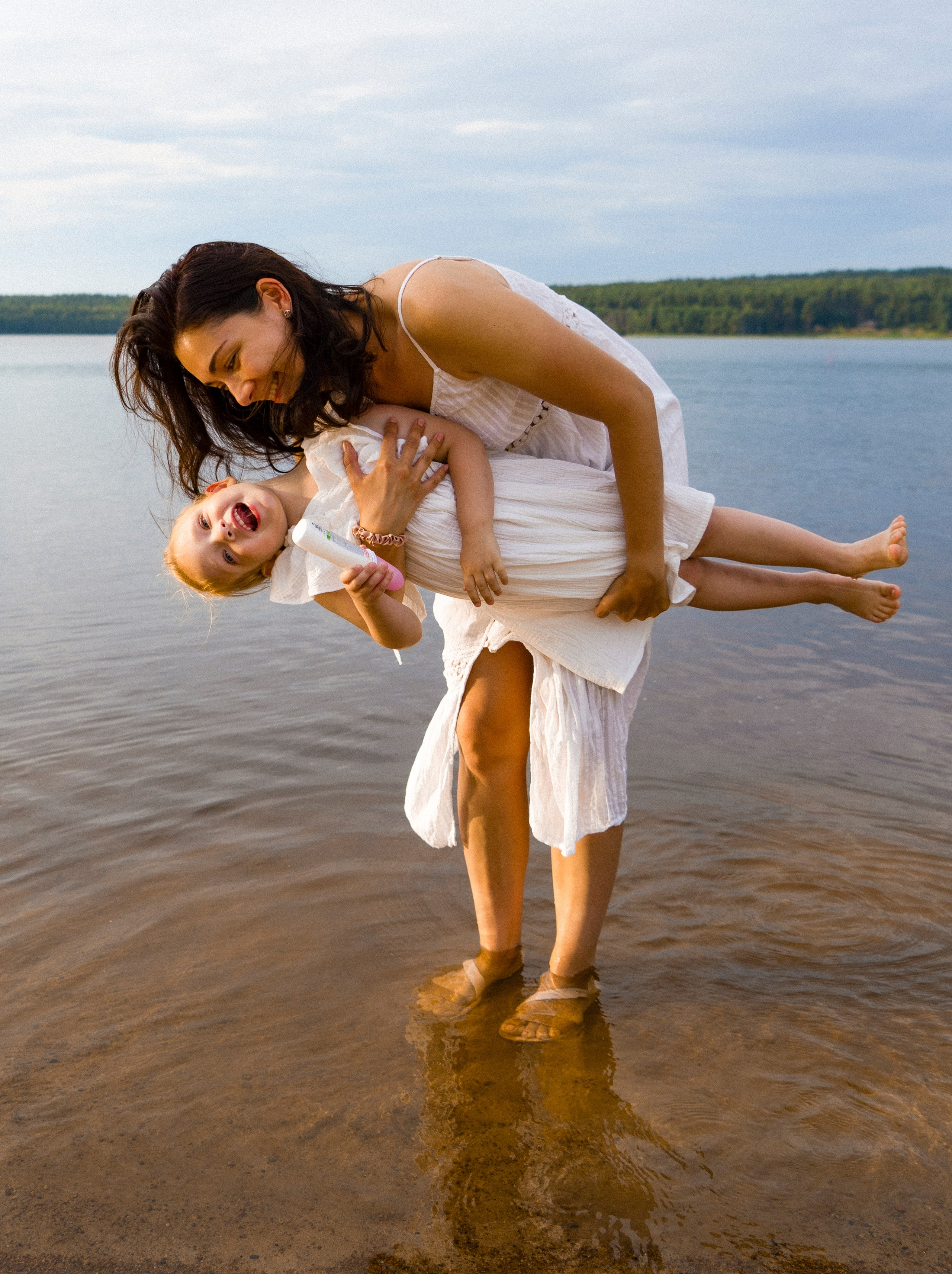 Семейная фотосессия для мамы с дочкой в Санкт-Петербурге на озере. Светлана Гопанюк. Портретный фотограф. Санкт-Петербург. СПб