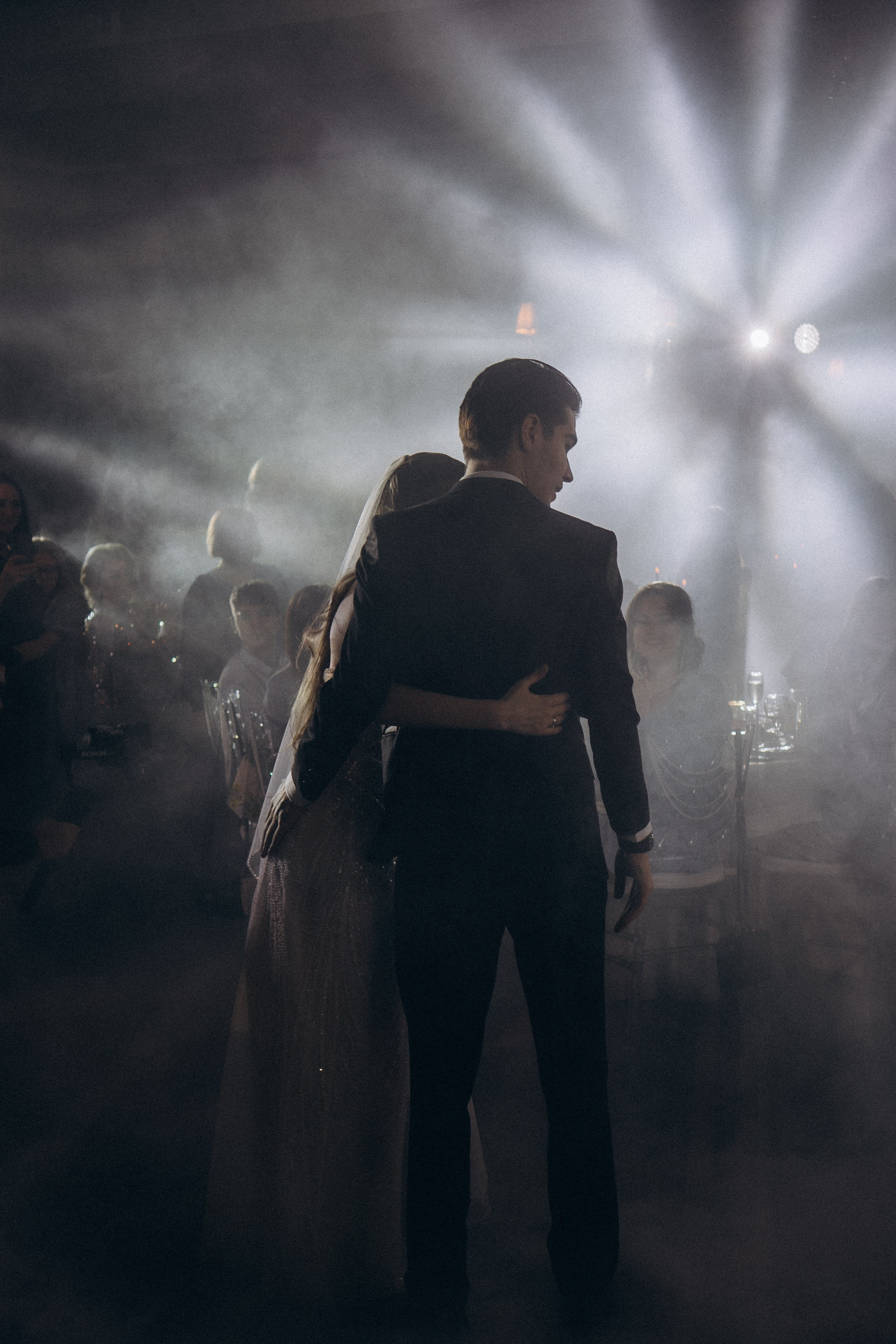 ПЕРВЫЙ ТАНЕЦ МОЛОДЫХ НА БАНКЕТЕ. ТРОГАТЕЛЬНЫЙ МОМЕНТ (СНЯТО В СИБИРЕ В НИЖНЕВАРТОВСКЕ). Профессиональный фотограф, Санкт-Петербург — Виктория Богомолова