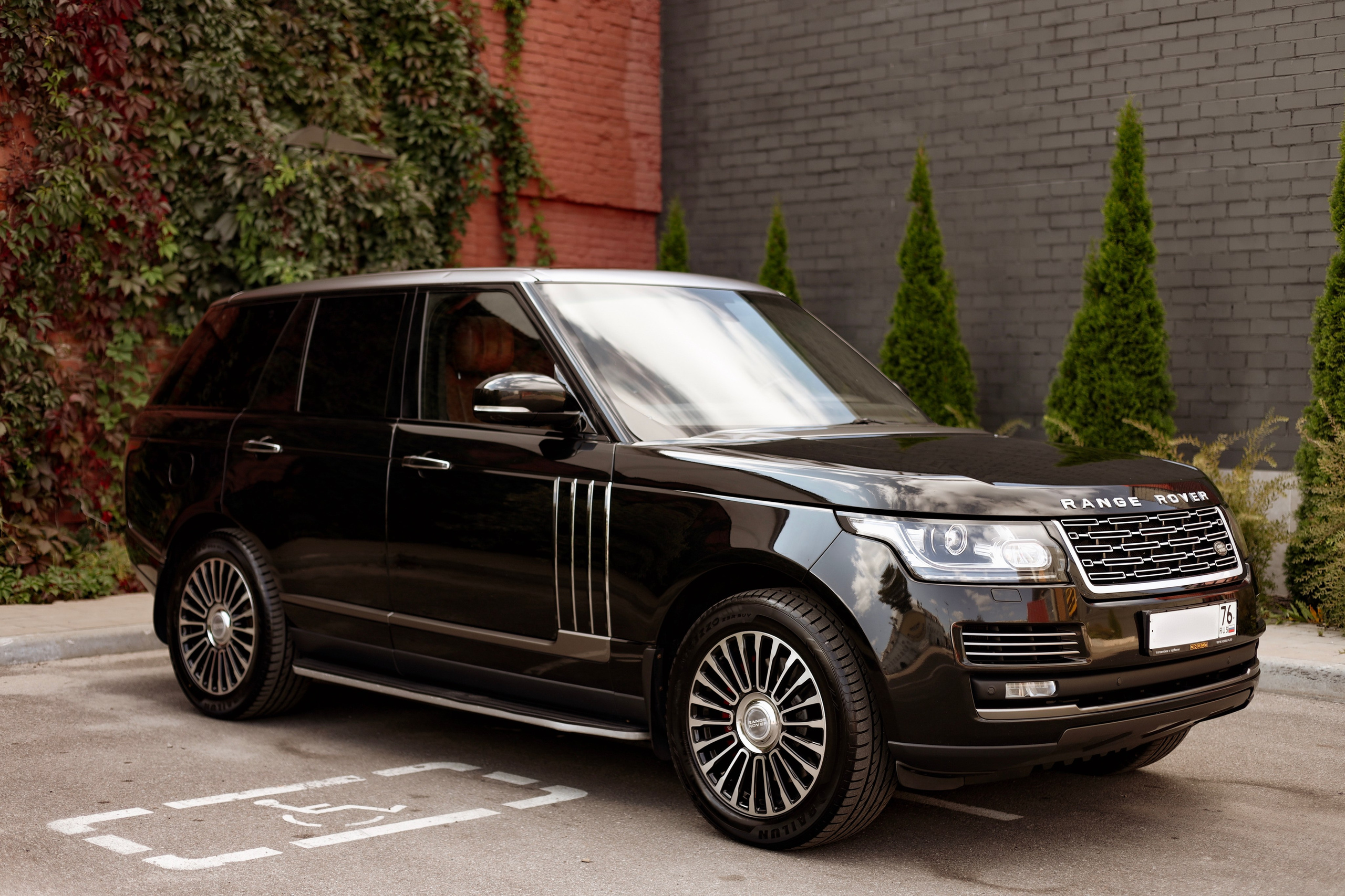 Range Rover. Photographer Tatiana Ivanova in Yaroslavl