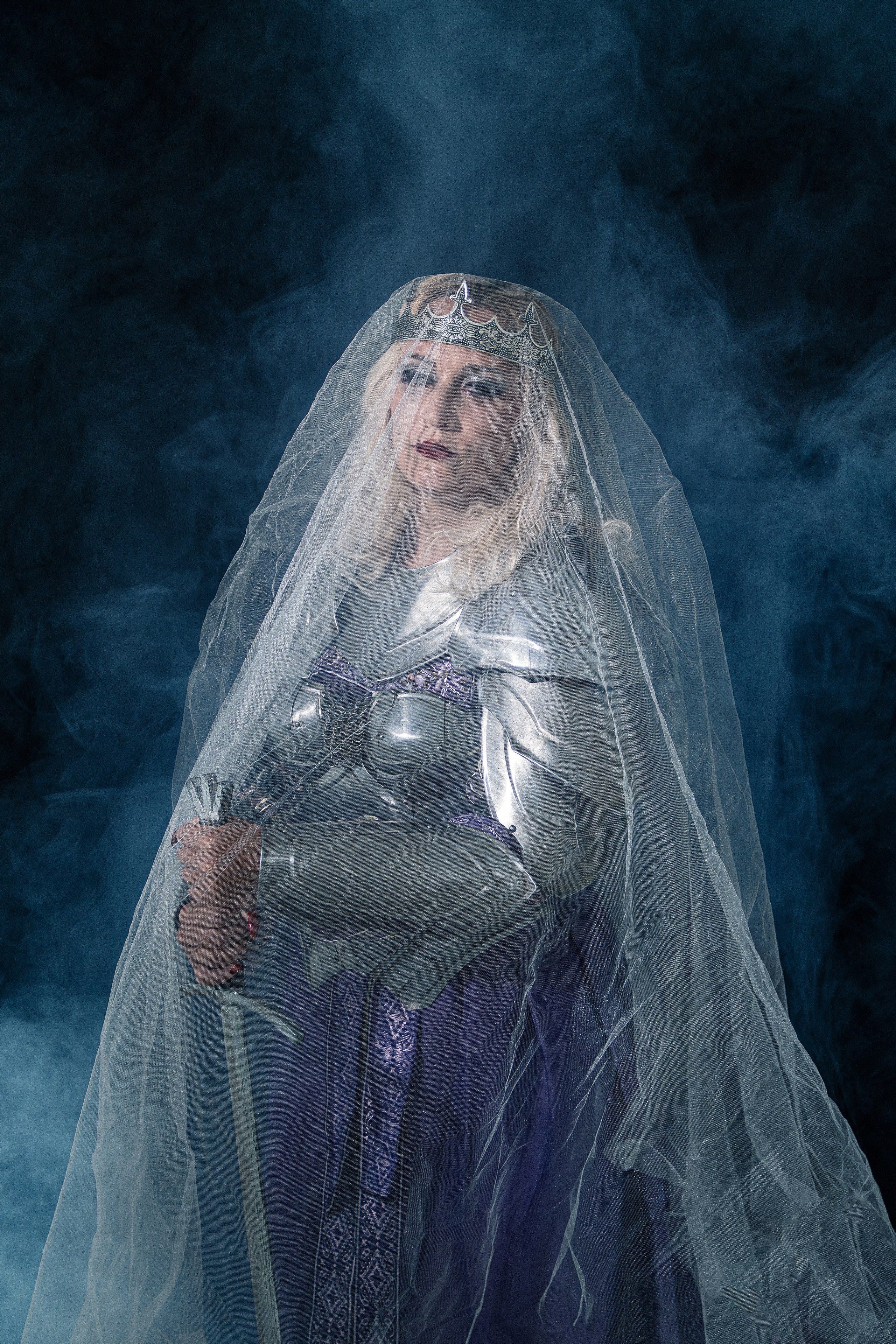 Портрет женщины в рыцарских доспехах накрытой белой вуалью