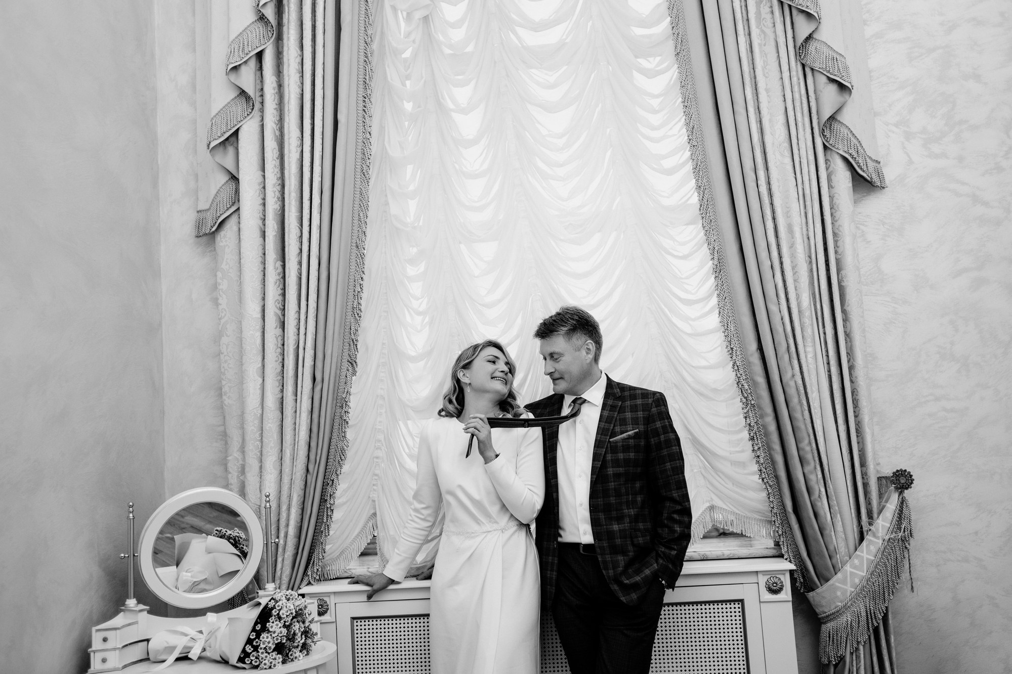 Свадебная фотосессия Дмитрия и Марии в Тюмени — Идеи для съемки в ЗАГСе и городе. Портретный фотограф Тюмень Дарья Мустафина